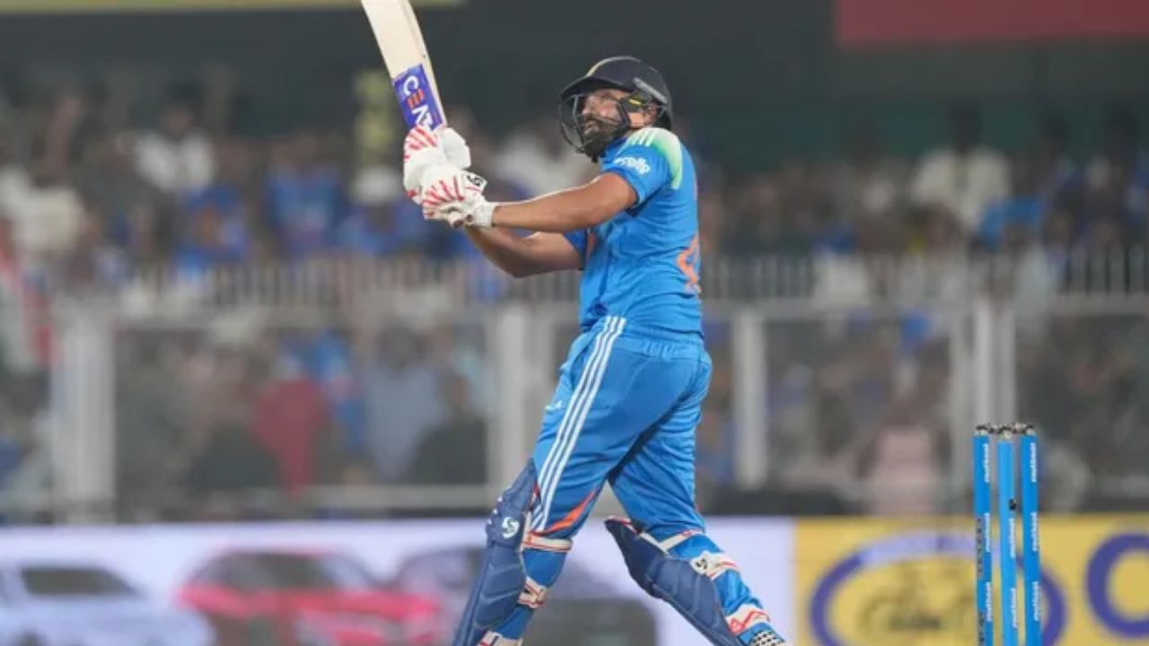 Rohit Sharma Century: गुवाहाटी ODI में हिटमैन का धमाका, रोहित शर्मा का तूफानी शतक, आलोचकों को बल्ले से दिया जवाब