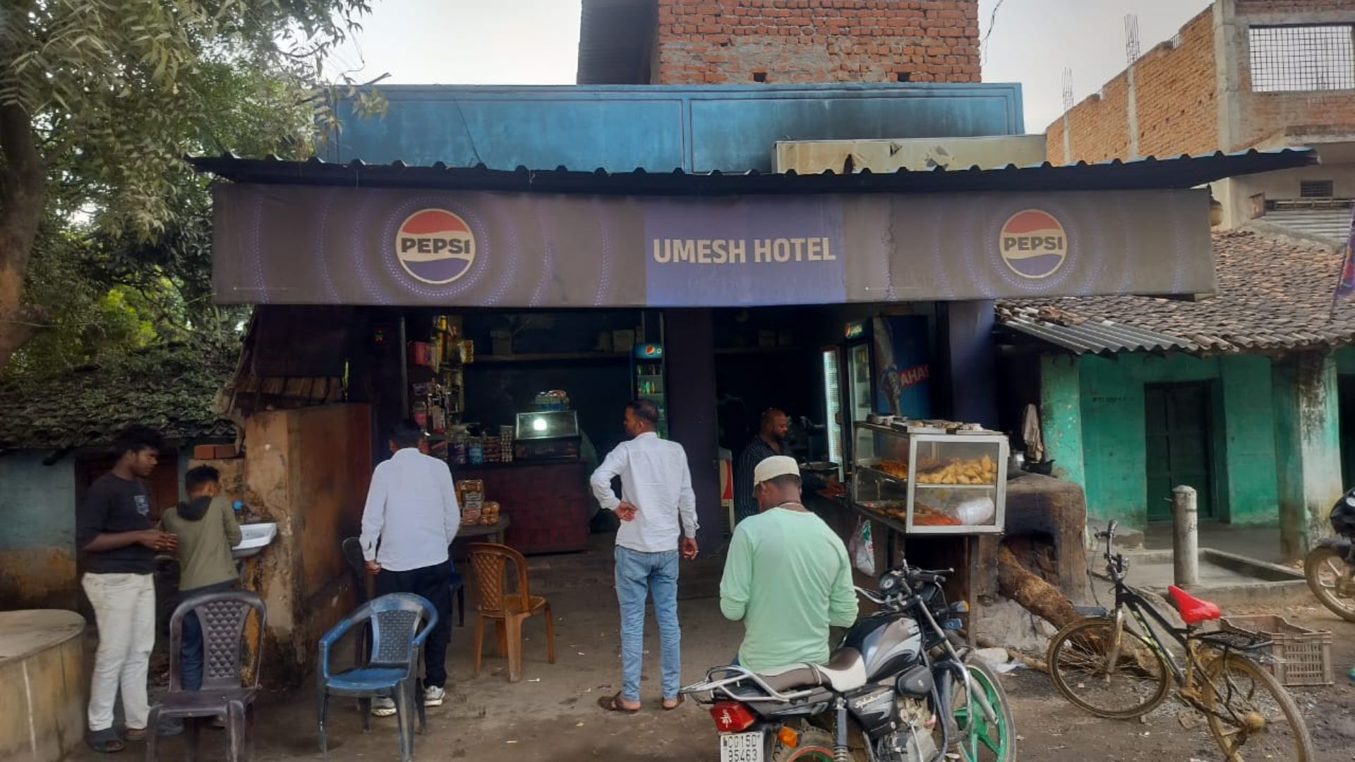 Balrampur News: मजदूर के नाम लाखों का कर्ज, बैंक खाता और एटीएम कब्जे में रखने का आरोप; जांच की मांग