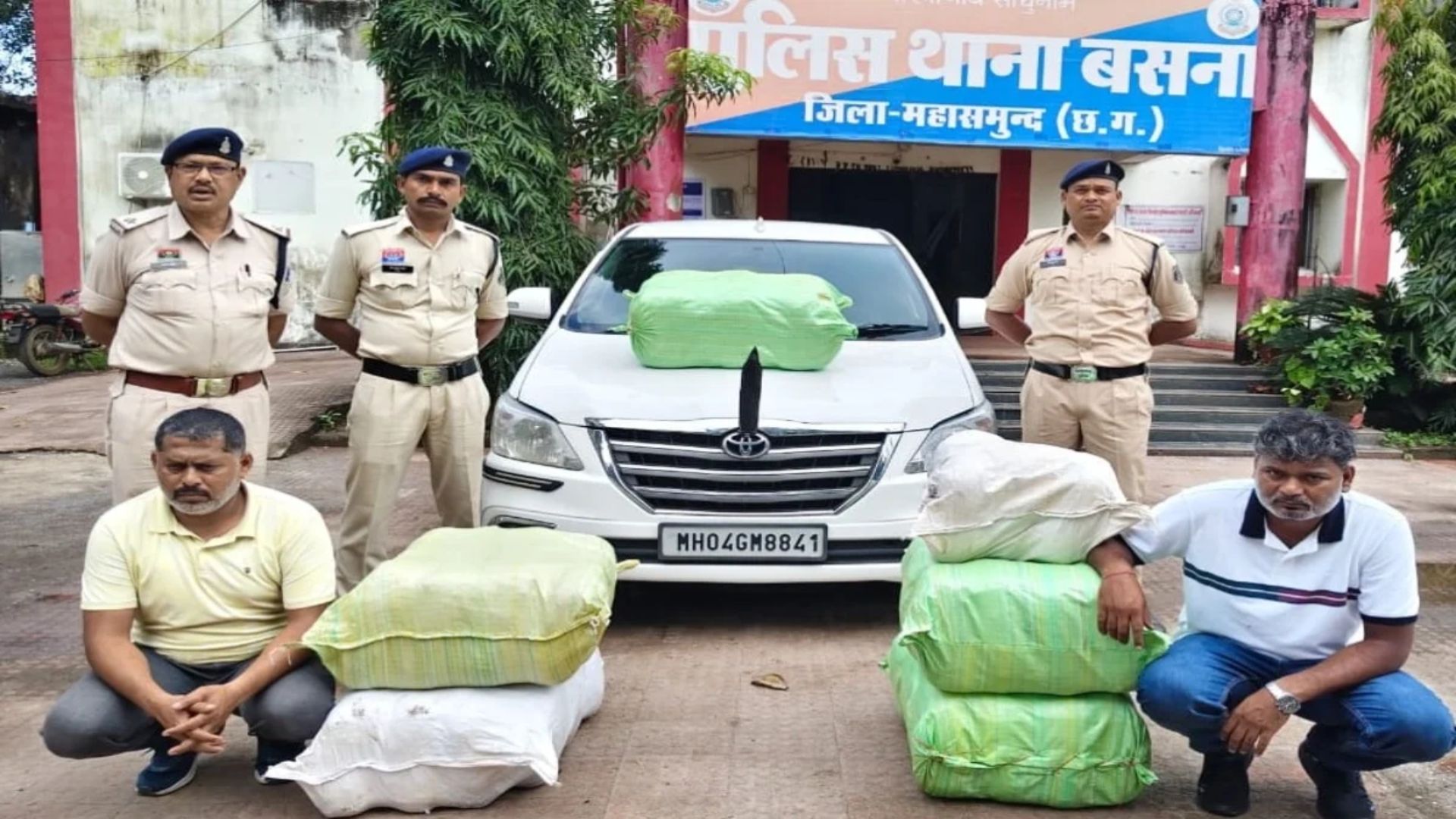 Mahasamund News: ओडिशा से पुणे ले जा रहे थे 132 किलो गांजा, बसना में नाकाबंदी कर दो तस्कर गिरफ्तार