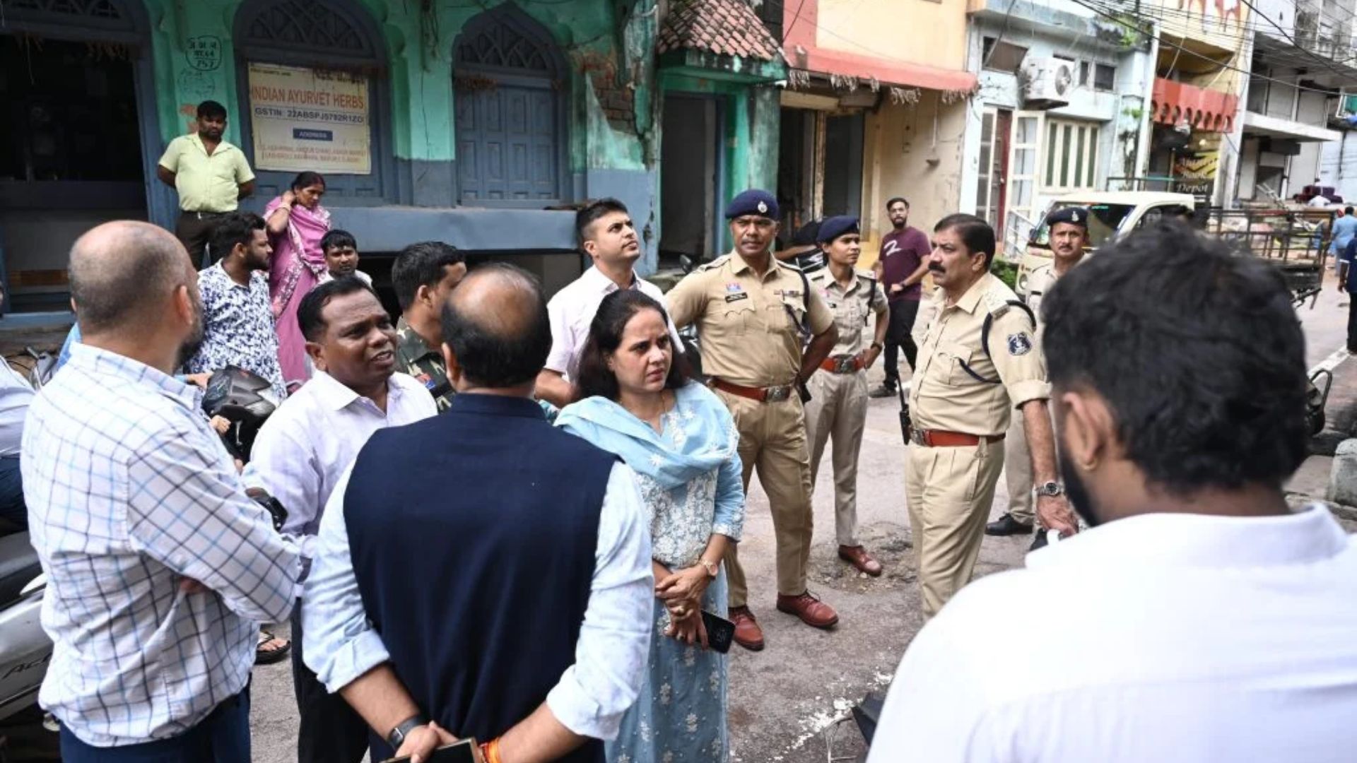 Raipur News: गणेश विसर्जन झांकी को लेकर निगम अलर्ट, सदर बाजार के जर्जर मकानों पर चस्पा किए गए नोटिस