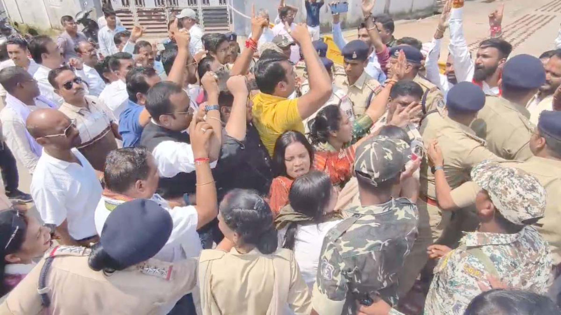 Jagdalpur News: दंतेश्वरी मंदिर से मिताली चौक तक दीये जलाने पर विवाद, दोनों पक्षों में जमकर बहस और खींचतान