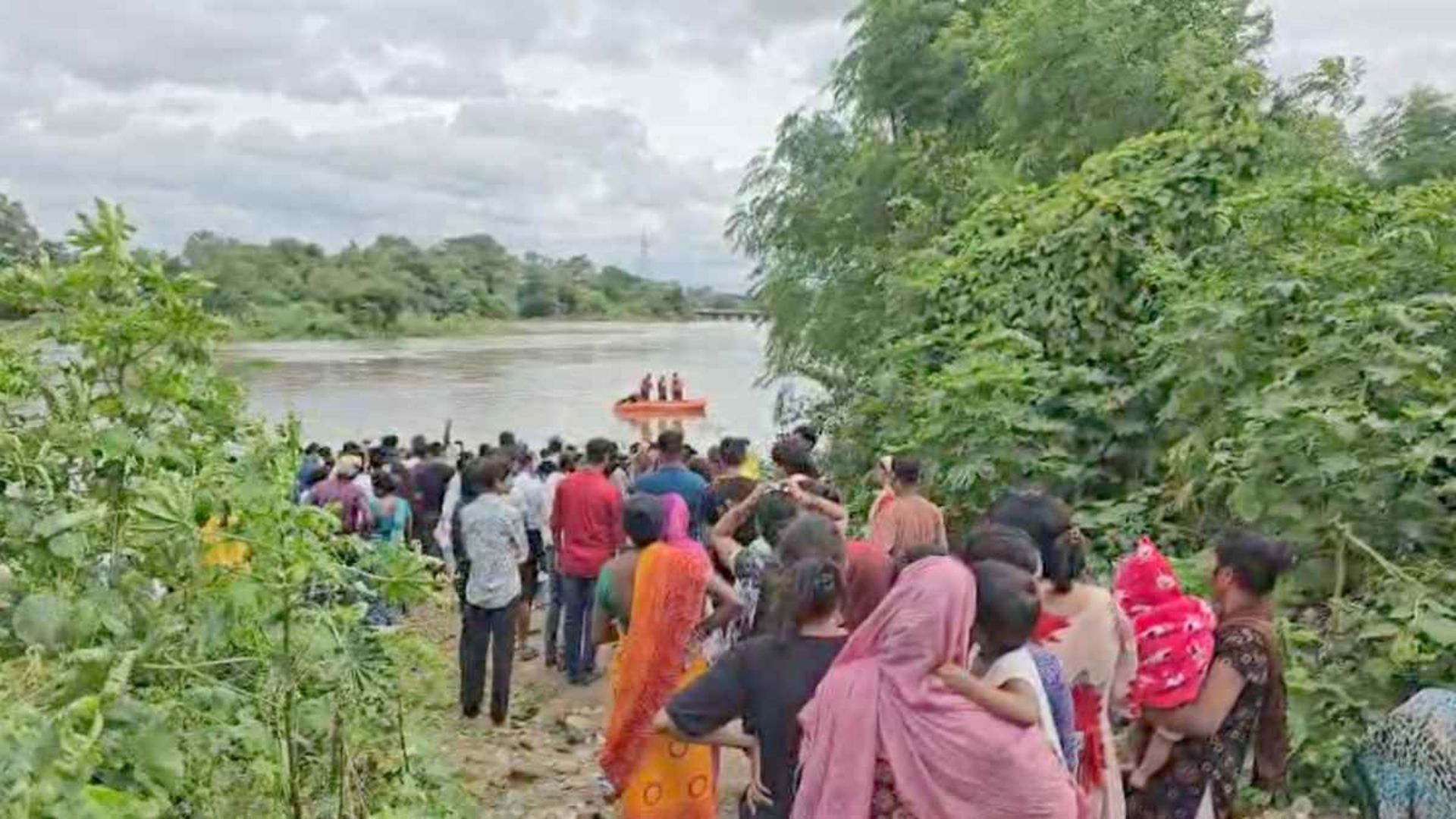 Bilaspur News: अरपा नदी में हादसा, 12 और 16 साल के दो बच्चे पानी में लापता; पुलिस और SDRF तलाश में जुटी