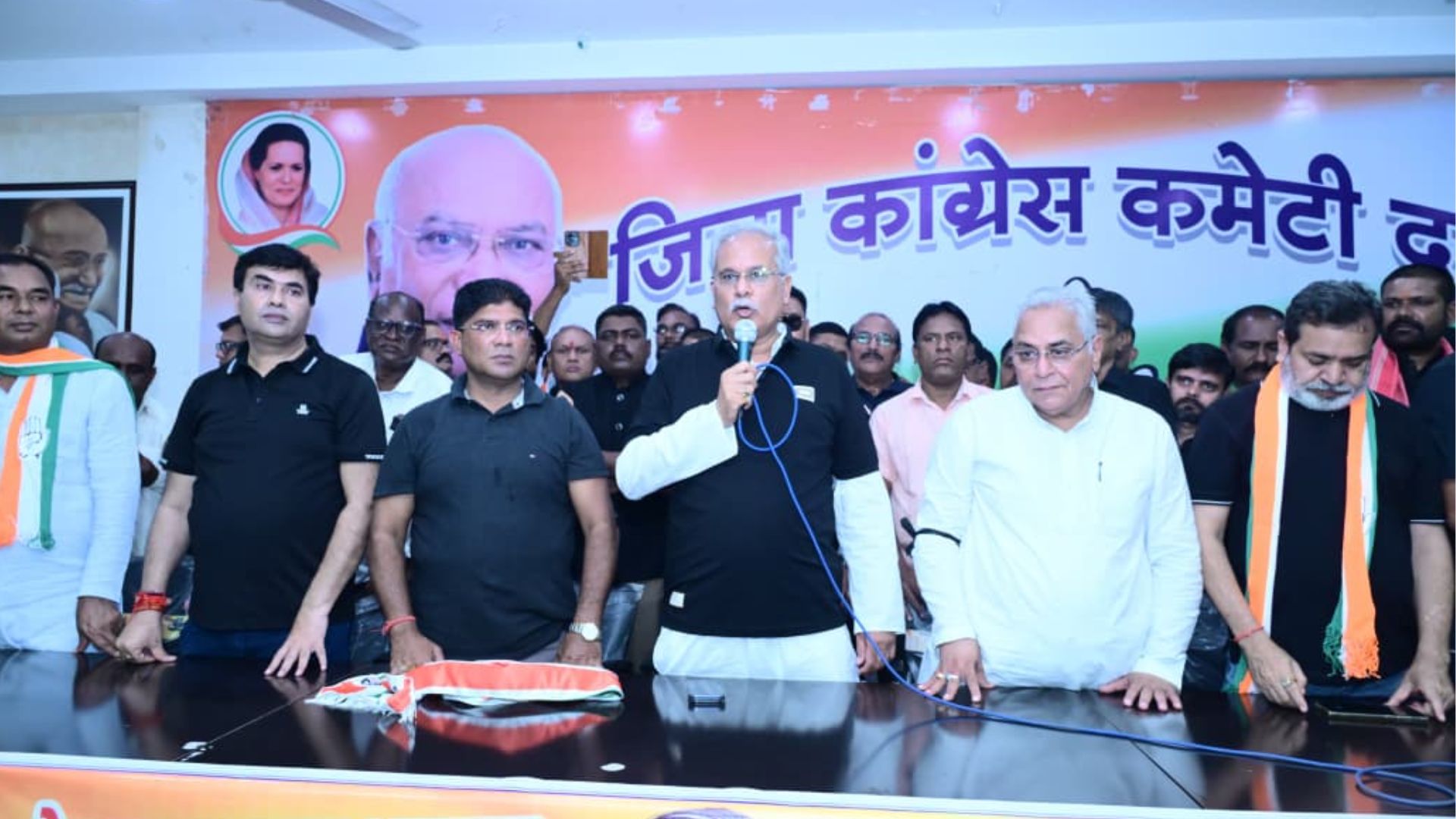 Durg News: ‘वोट चोरी’ के आरोपों की निष्पक्ष जांच की मांग, कांग्रेस कार्यकर्ताओं और पुलिस के बीच हुई झूमाझटकी