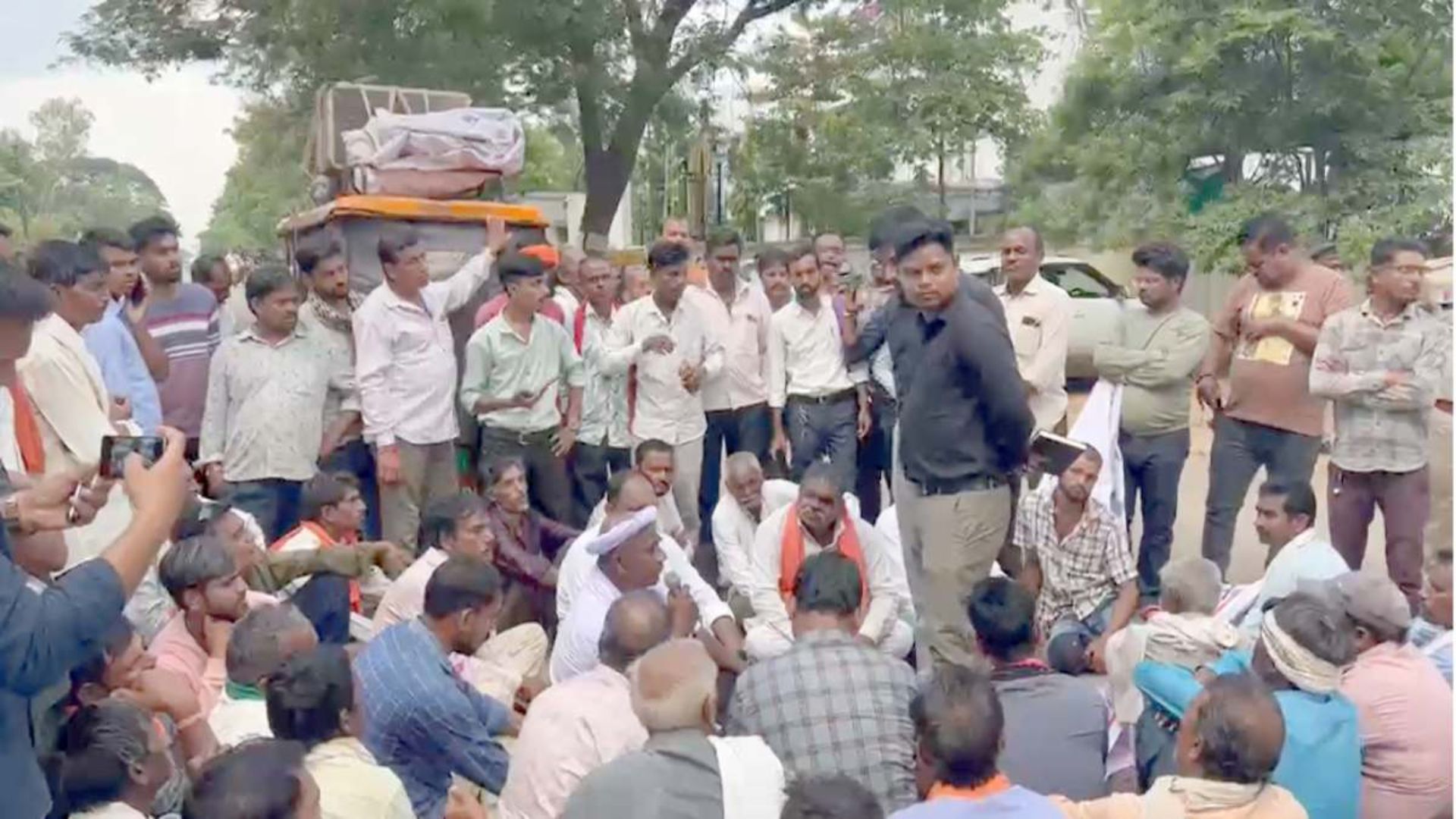 Khairagarh News: कलेक्टर के नहीं पहुंचने पर गेट पर चस्पा किया ज्ञापन, किसानों ने दी उग्र आंदोलन की चेतावनी