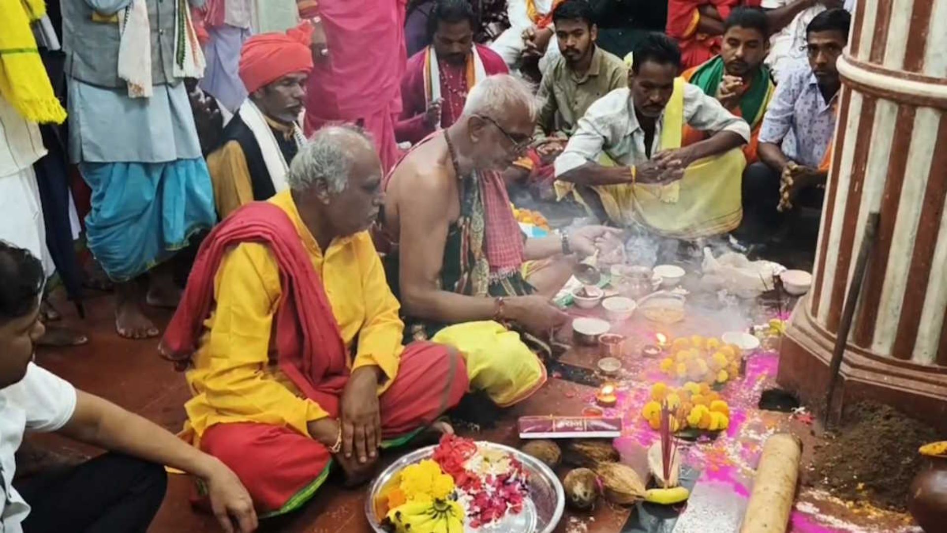 Bastar News: सीरासार भवन में विधि-विधान से हुई ‘डेरी गड़ाई’, सरई की पवित्र टहनियों की पूजा कर की गई स्थापना