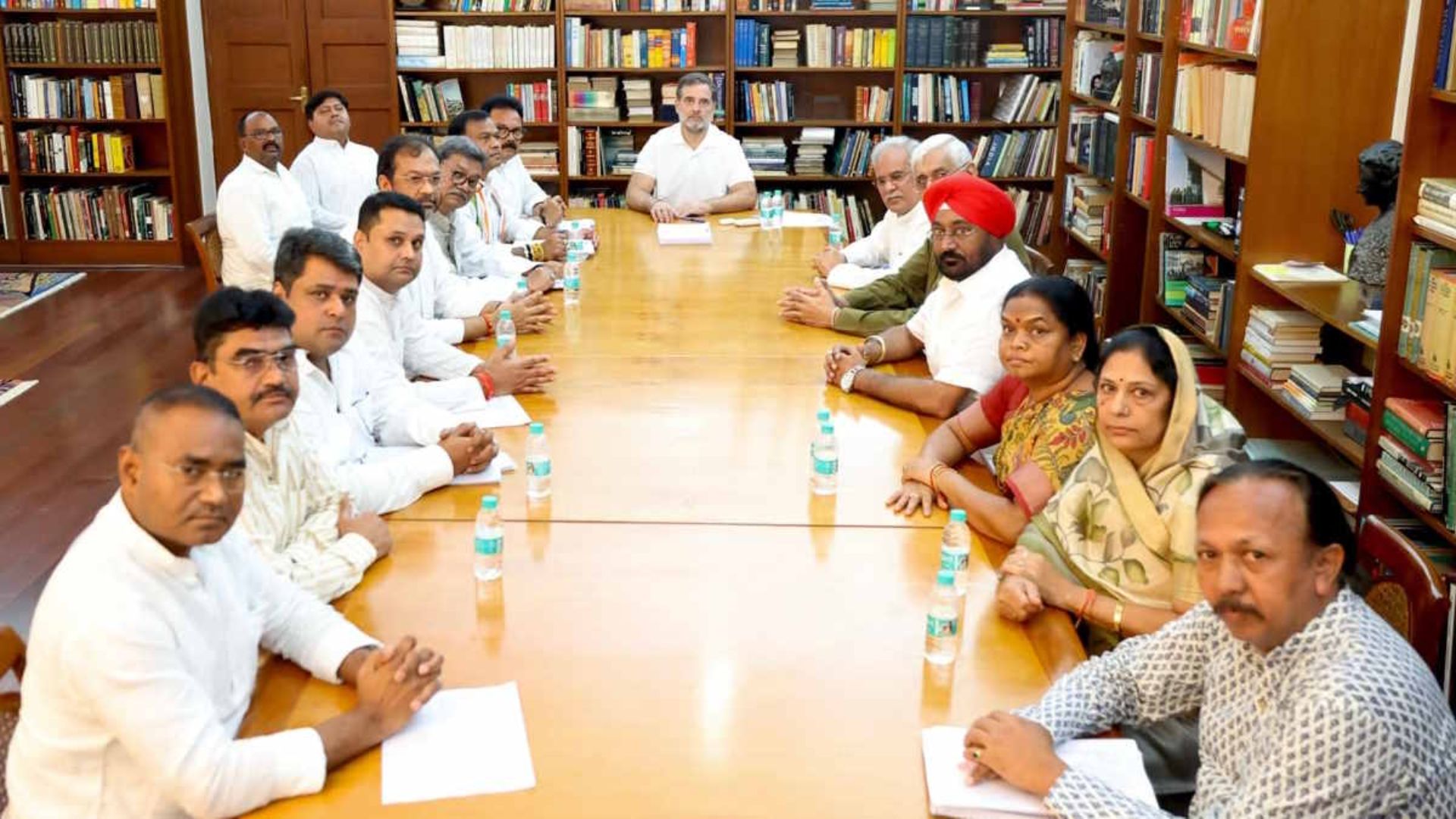 Raipur News: झीरम मामले के पीड़ित परिवारों से मिले राहुल गांधी, आगे की कानूनी लड़ाई पर हुई चर्चा