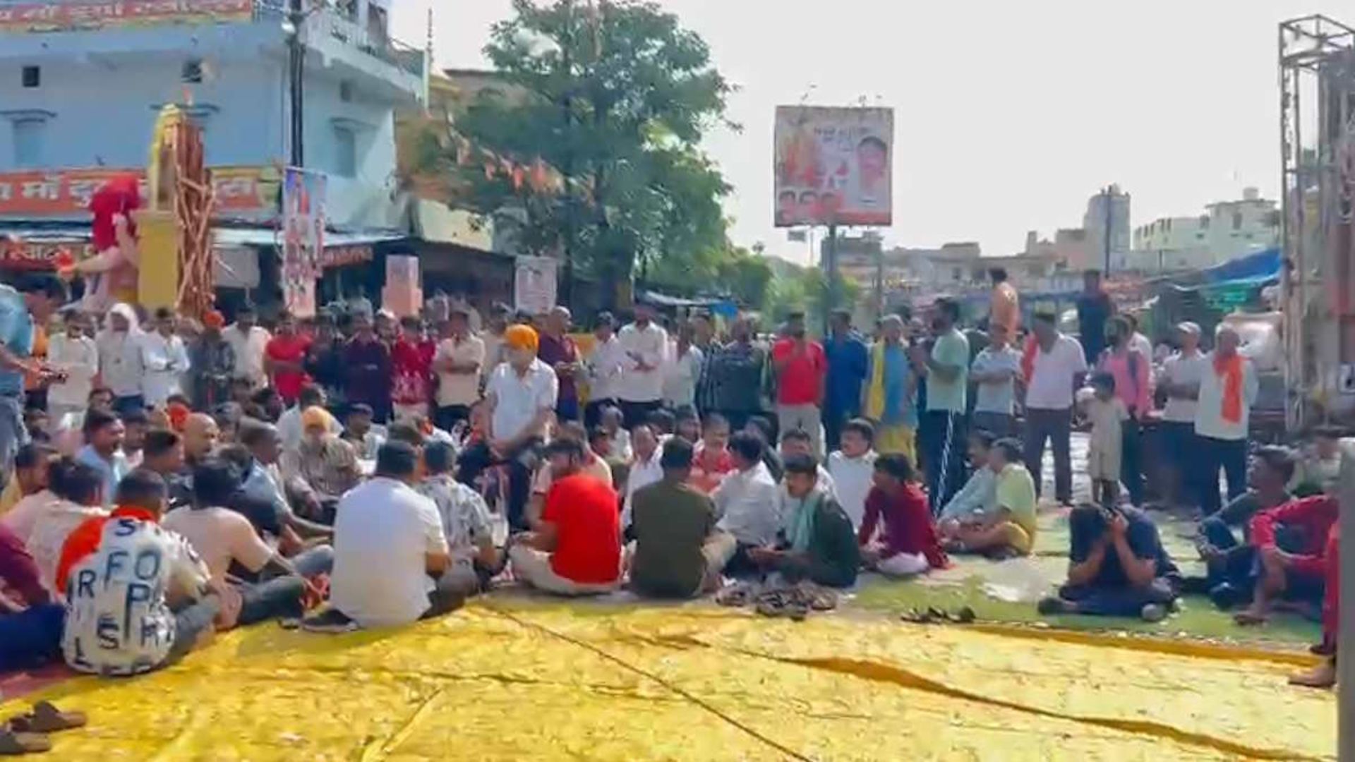 Baloda Bazar News: सिमगा में विसर्जन झांकी पर पुलिस कार्रवाई के विरोध में बंद और प्रदर्शन, निलंबन की मांग