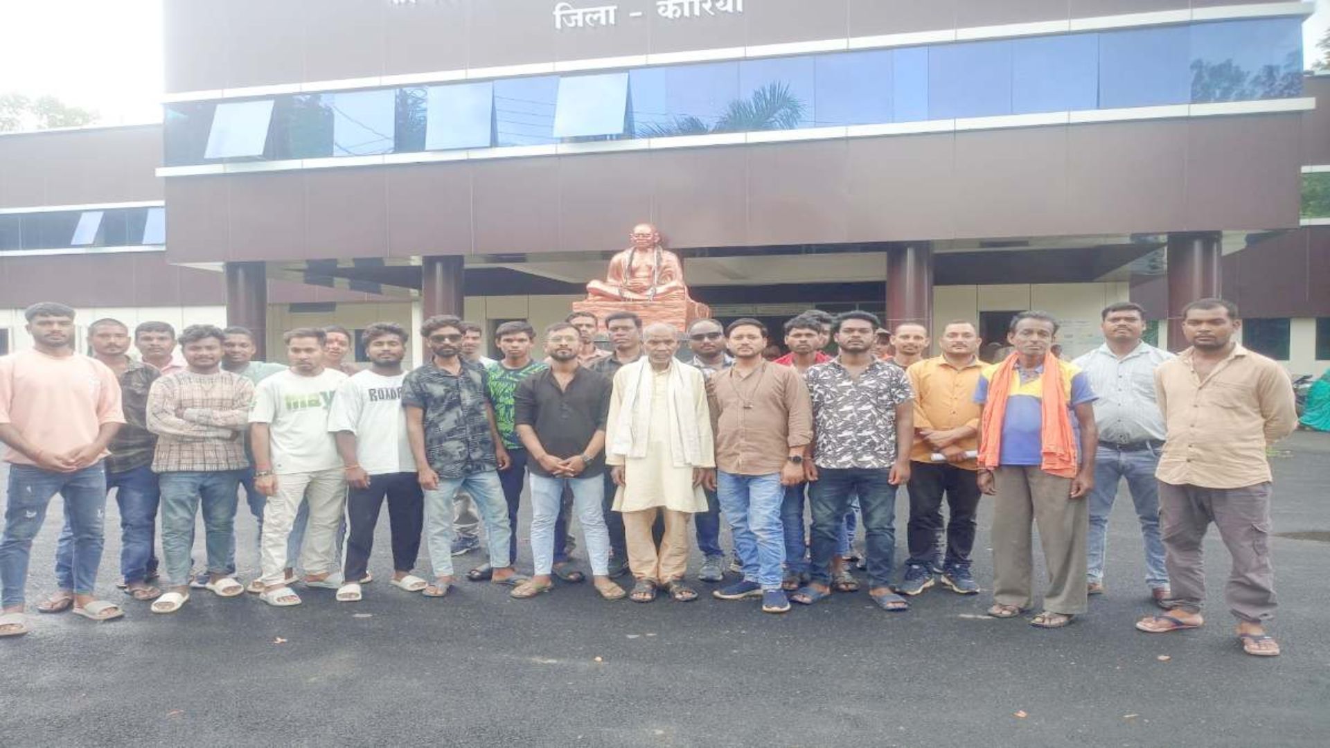 Baikunthpur News: मरघट मद की जमीन पर मुक्तिधाम निर्माण को लेकर विवाद, ग्रामीणों ने उठाई आवाज