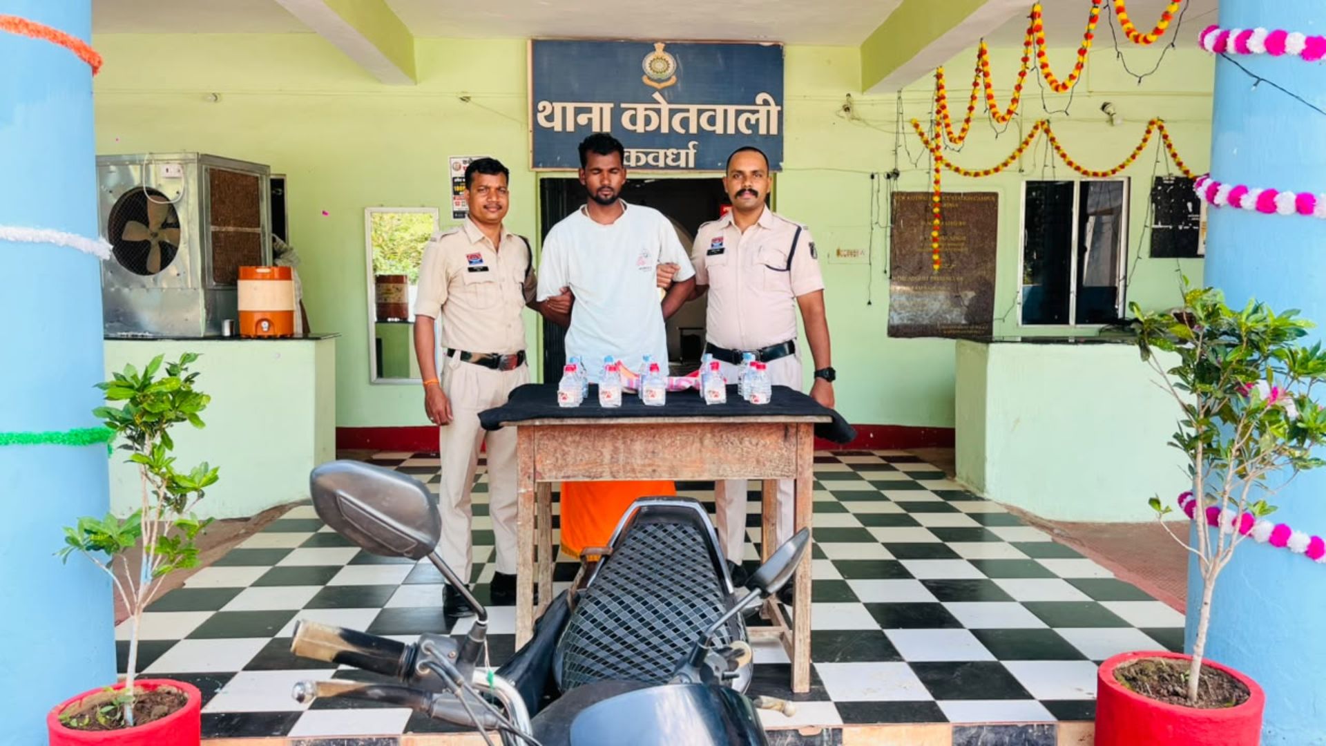 Kawardha News: अवैध शराब बिक्री पर पुलिस की कार्रवाई, युवक गिरफ्तार; शराब, नकदी और बाइक जब्त