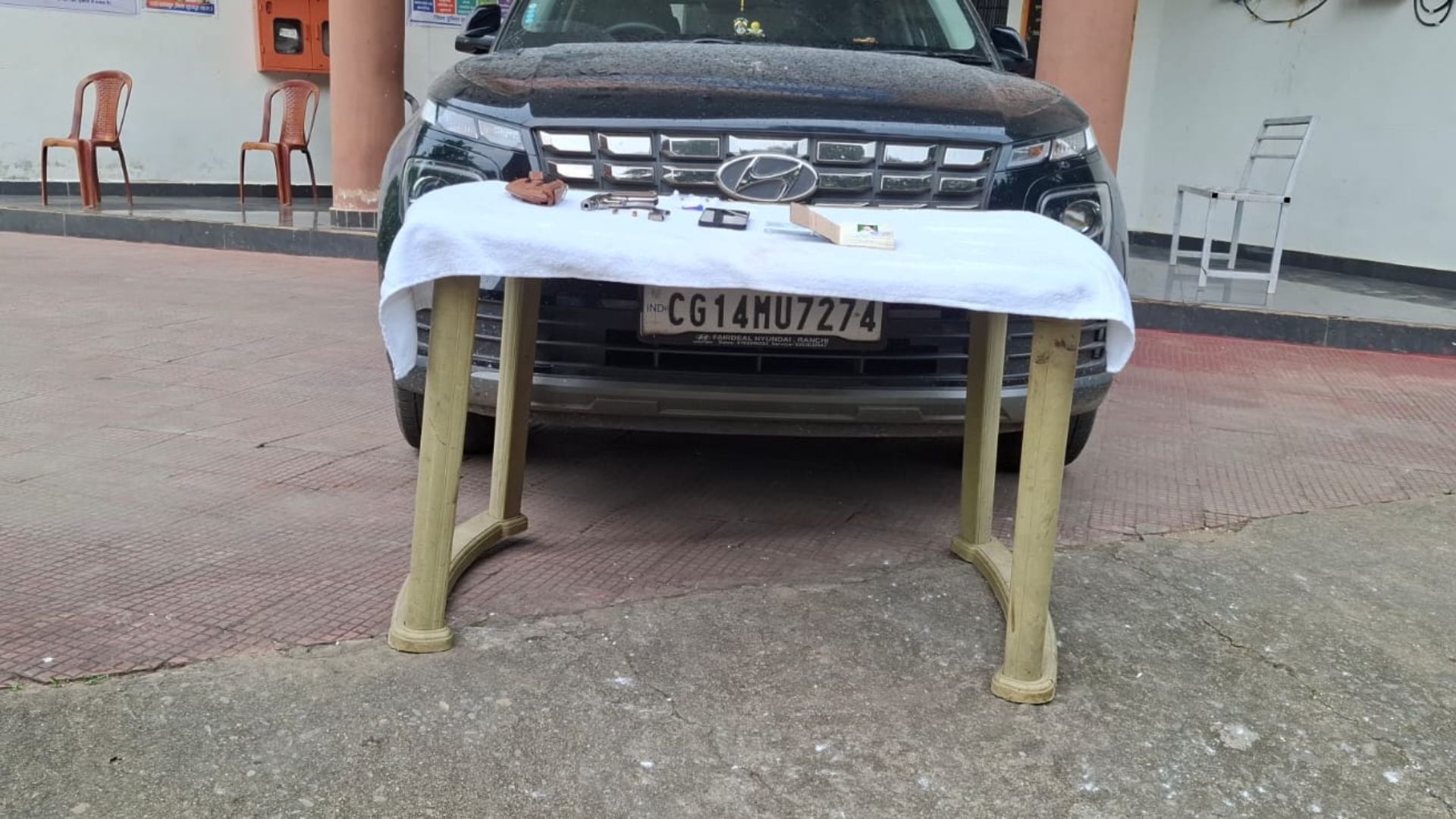 Pratappur News: लाइसेंसी पिस्टल से हवाई फायर का आरोप, हाईवा चालक से मारपीट और लूट के मामले में दो गिरफ्तार