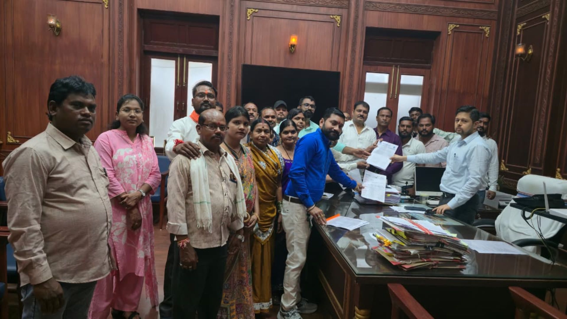 Durg News: पाटन और दुर्ग के सरपंचों ने कलेक्टर को सौंपा आवेदन, पंचायतों की समस्याओं के समाधान की मांग