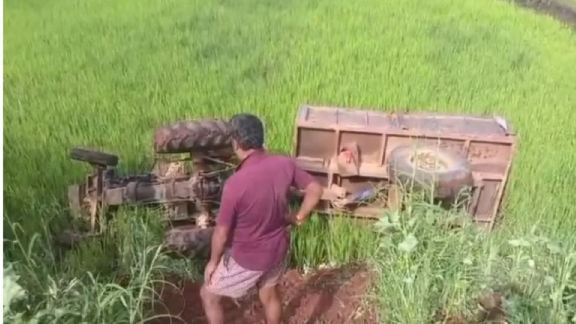 Kawardha News: रेत से भरा ट्रैक्टर रोकने पर विवाद, चालक पर ग्रामीणों को कुचलने की कोशिश का आरोप