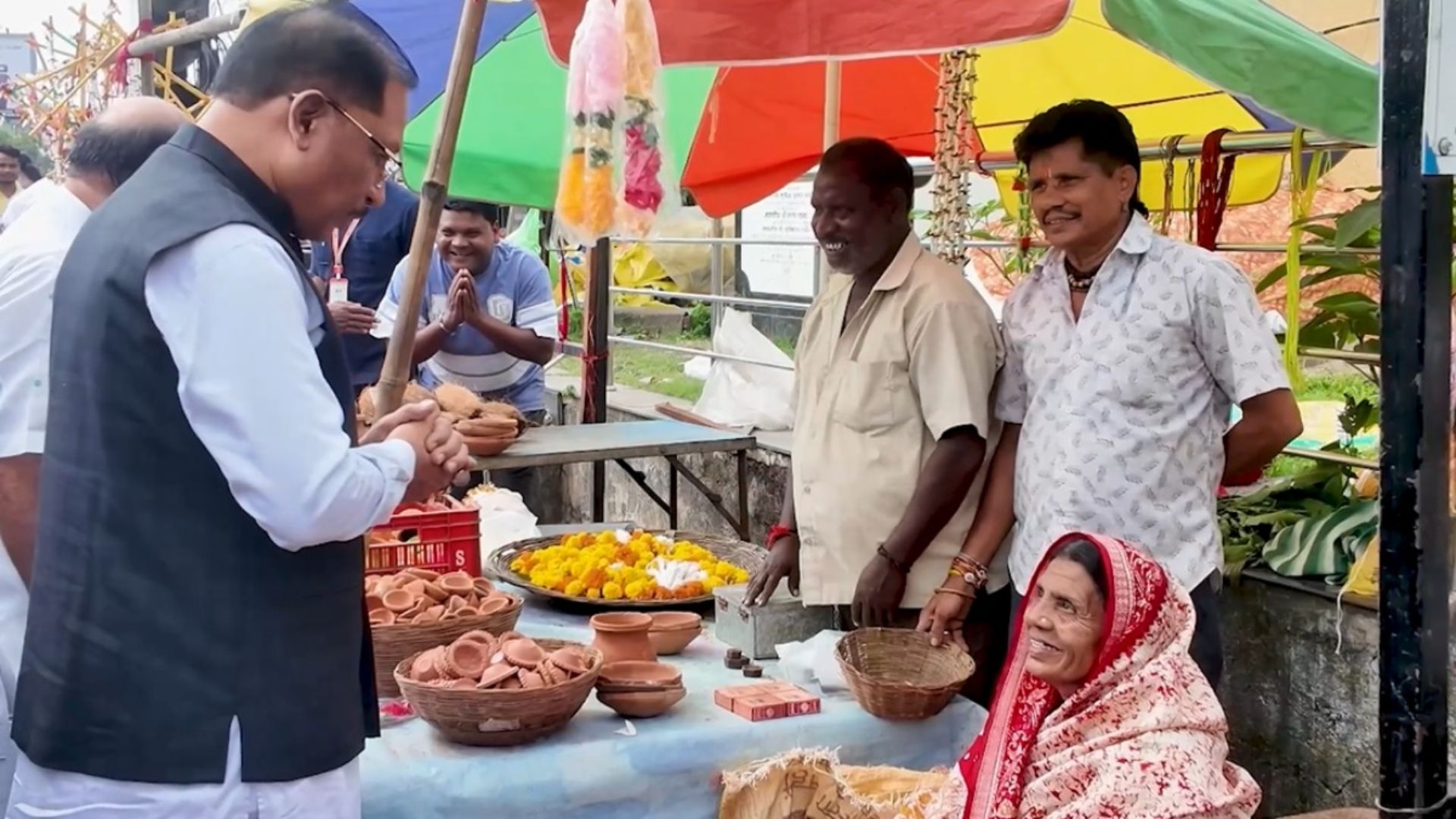 Raipur News: सड़क किनारे दीये बेच रही मीरा के पास अचानक पहुंचे CM साय, खरीदा दीया और जाना परिवार का हाल