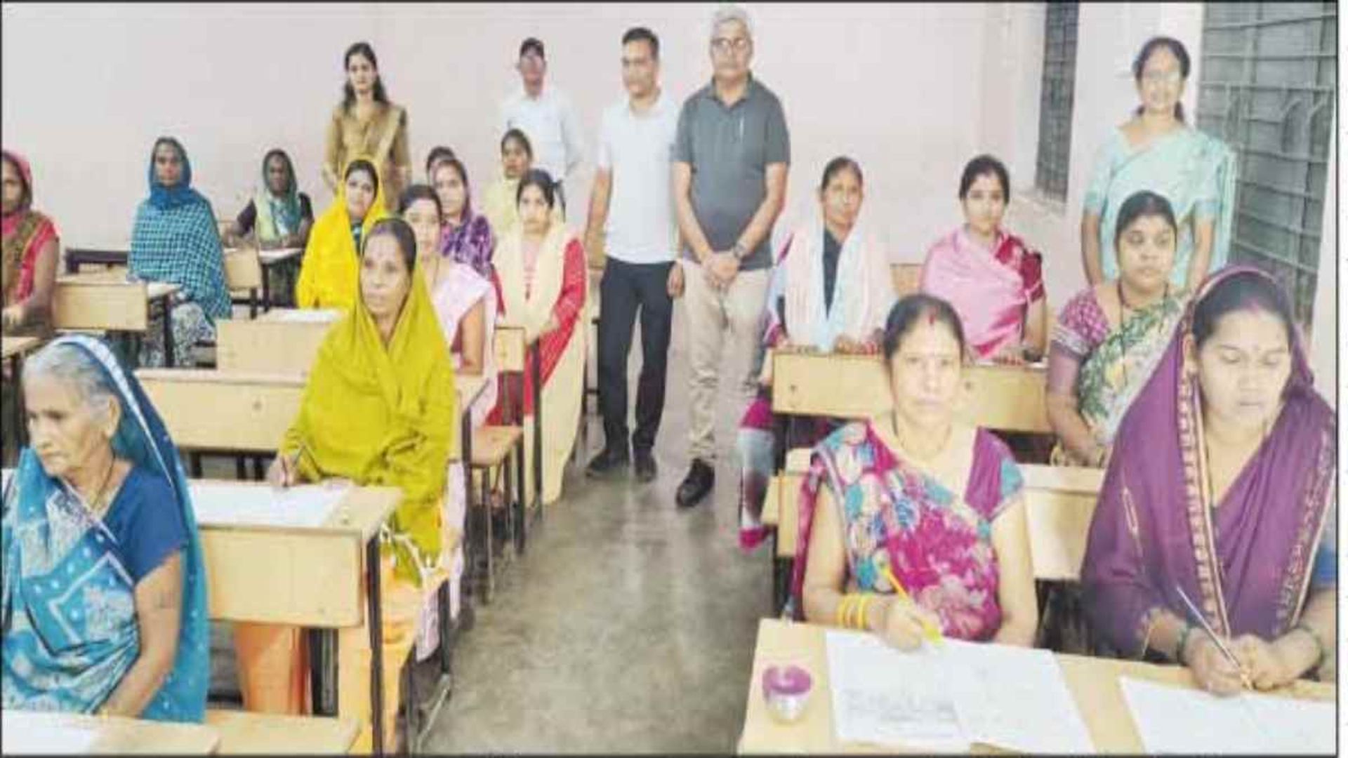 Balodabazar News: 200 घंटे की पढ़ाई के बाद 1403 शिक्षार्थियों ने दी महापरीक्षा, एक परिवार की छह पीढ़ियों ने दिखाया उत्साह