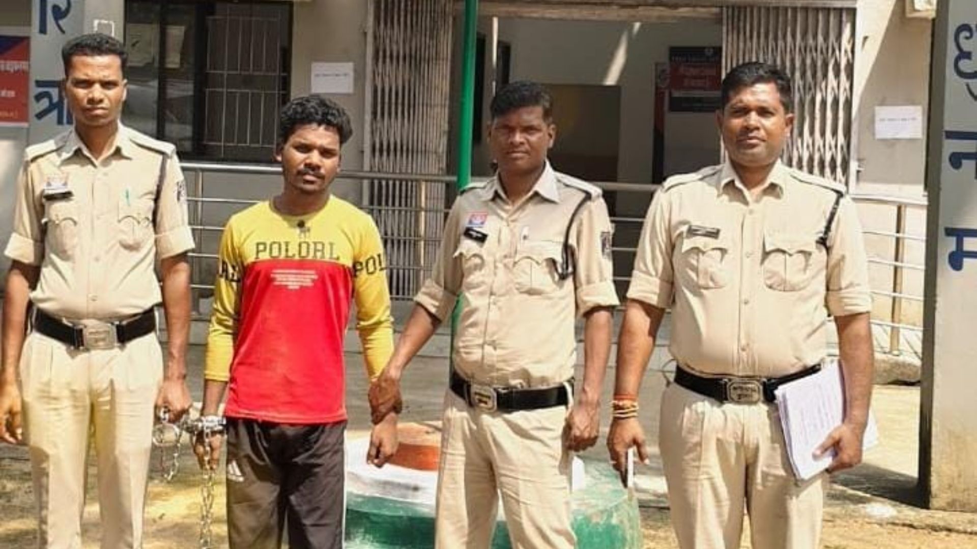 Balrampur News: नौकरी दिलाने के नाम पर रकम लेने का मामला, मोबाइल जब्त, आरोपी जेल भेजा गया