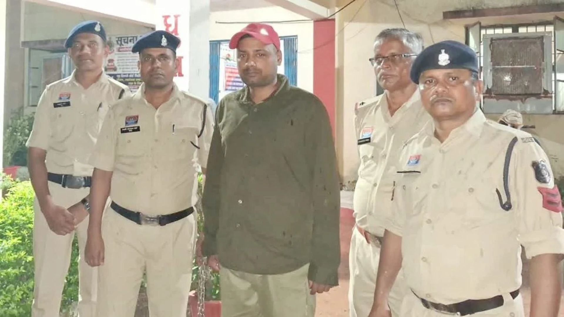 Dhamtari News : ACB का बड़ा अधिकारी बताकर घर में घुसने और 2.50 लाख का सामान ले जाने का मामला, फरार आरोपी बैकुंठपुर से गिरफ्तार