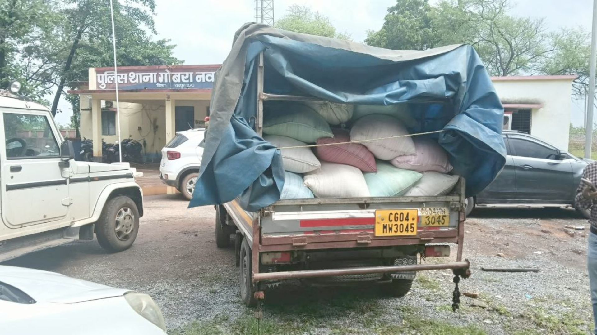 Abhanpur News : उचित मूल्य दुकान से निजी वाहन में चावल लोड करने का मामला, खाद्य विभाग ने शुरू की जांच, दर्ज किए बयान