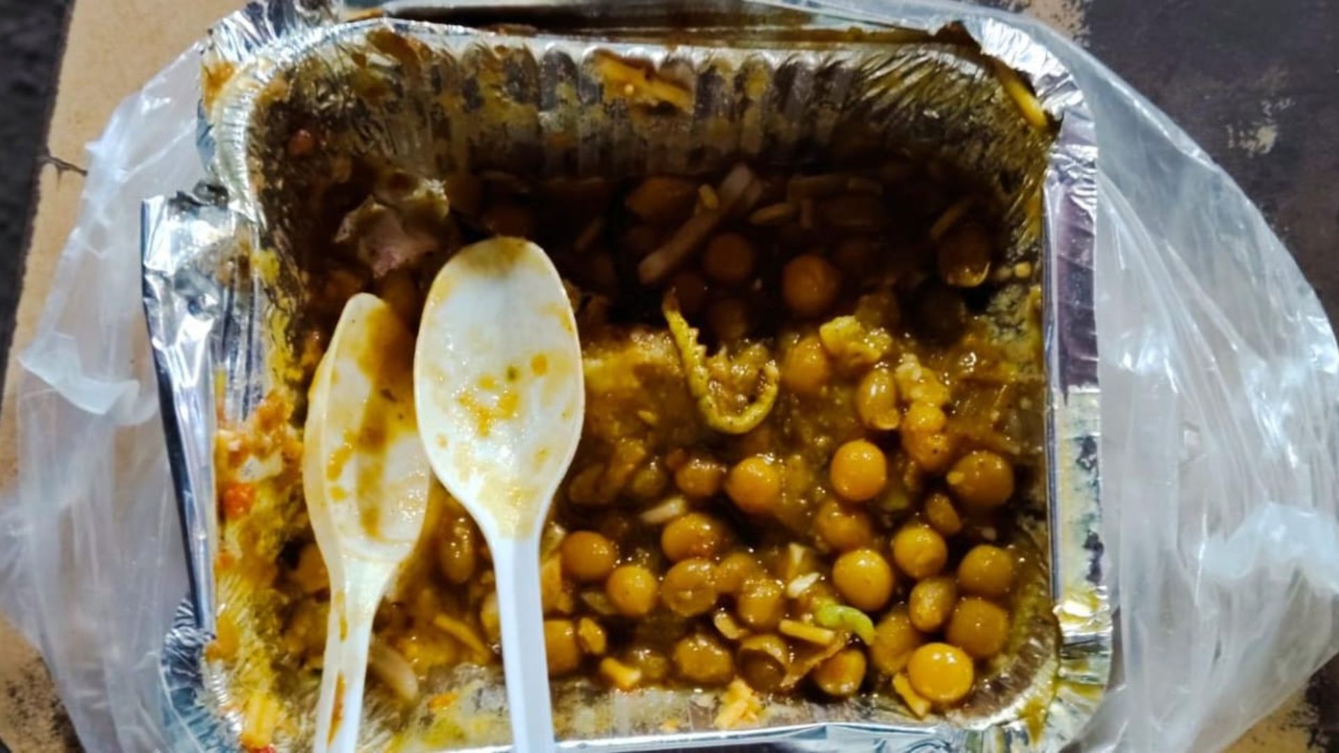 Pratappur News: उमेश होटल के नाश्ते में कीड़ा मिलने का दावा, साफ-सफाई और कथित एक्सपायरी मिठाई को लेकर उठे सवाल