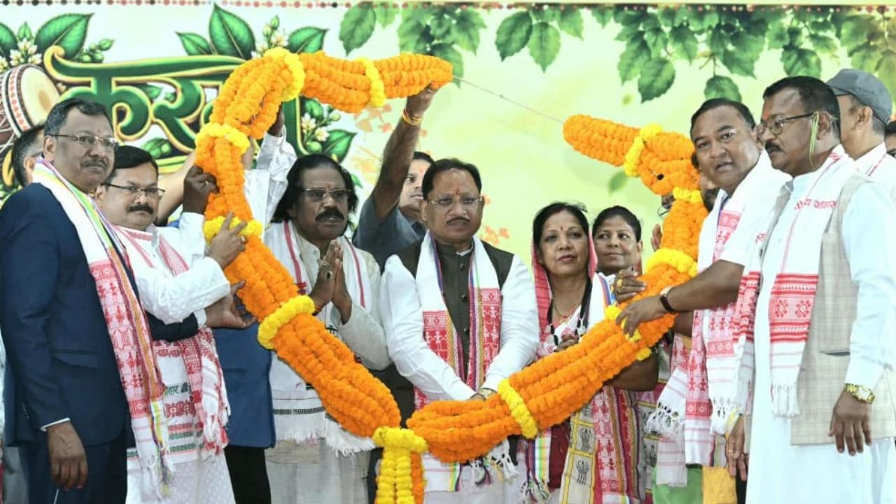 Chhattisgarh News: करमा महोत्सव में CM विष्णुदेव साय की बड़ी घोषणाएं, कंवर समाज को 90 लाख रुपए की सौगात
