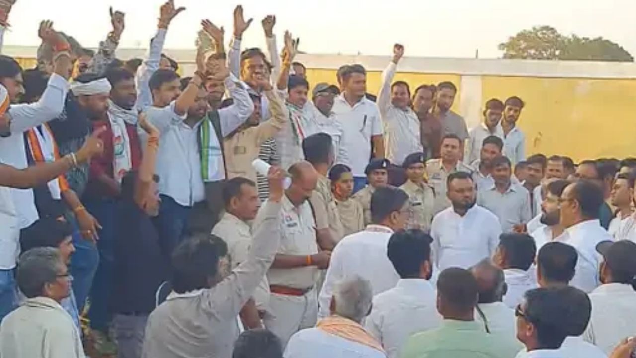 बेमेतरा में बिजली समस्या को लेकर कांग्रेस का हल्लाबोल, स्मार्ट मीटर के खिलाफ प्रदर्शन के दौरान कार्यकर्ता के कपड़ों में लगी आग