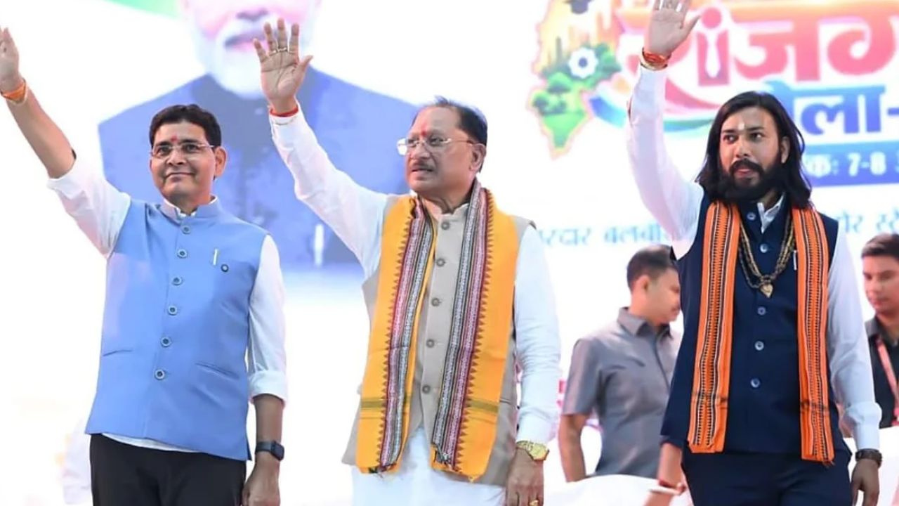 Raipur Rojgar Mela: ITI से इंजीनियरिंग तक के युवाओं को मिले अवसर, मुख्यमंत्री ने चयनित अभ्यर्थियों को सौंपे ऑफर लेटर