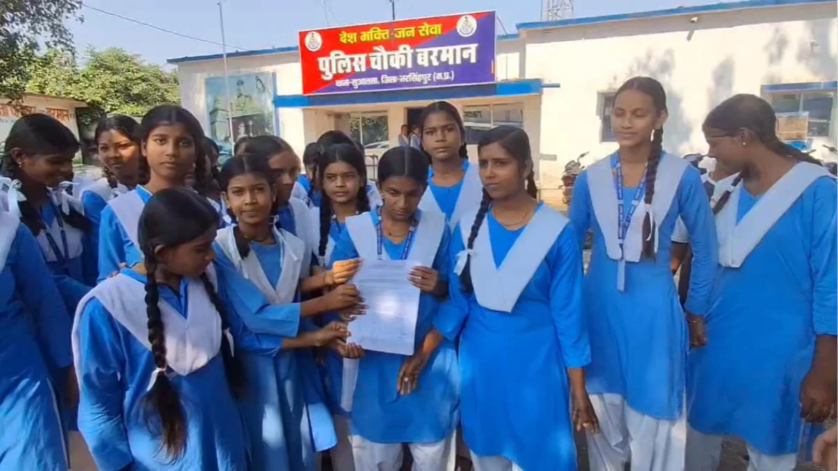 नरसिंहपुर के स्कूल में प्रिंसिपल पर गंभीर आरोप, बच्चों से टॉयलेट साफ कराने और गिट्टी पर बैठाने की शिकायत