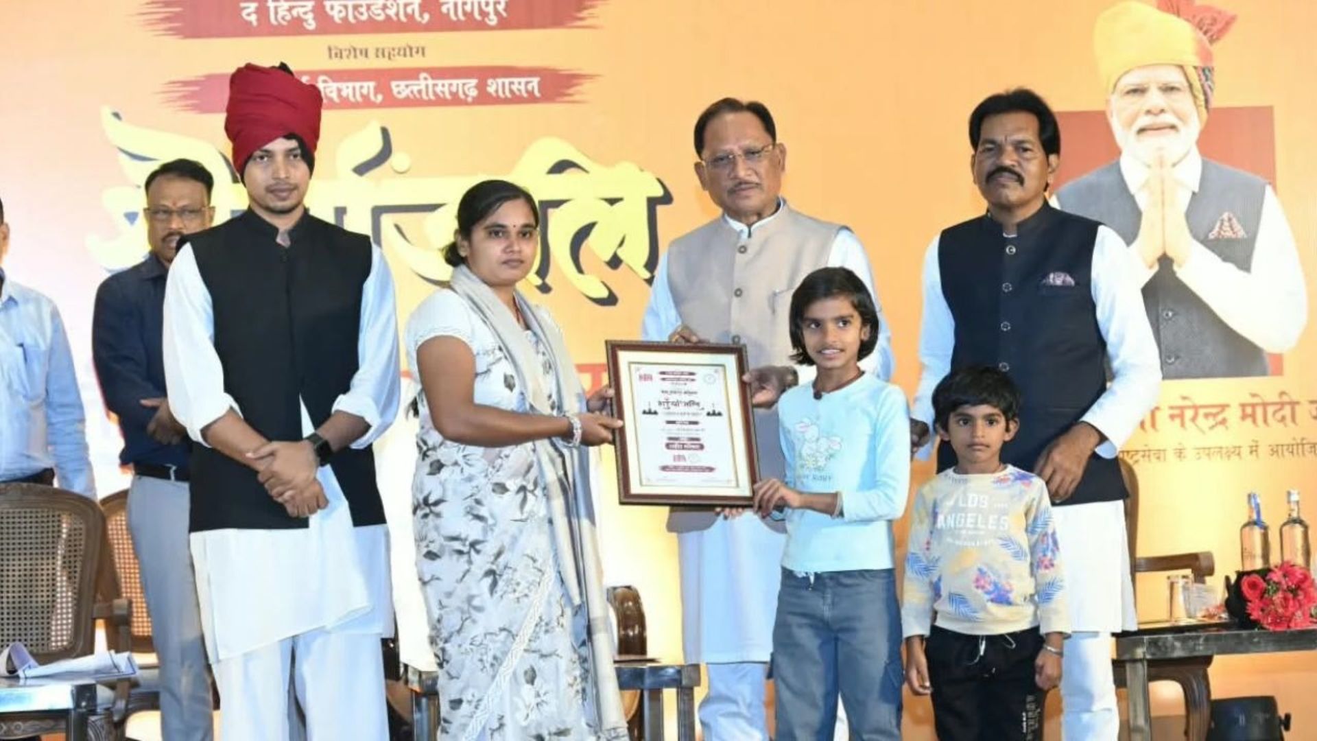 Chhattisgarh Latest News: ‘शौर्यांजलि’ कार्यक्रम में 50 अमर शहीदों को श्रद्धांजलि, CM साय ने परिजनों का किया सम्मान