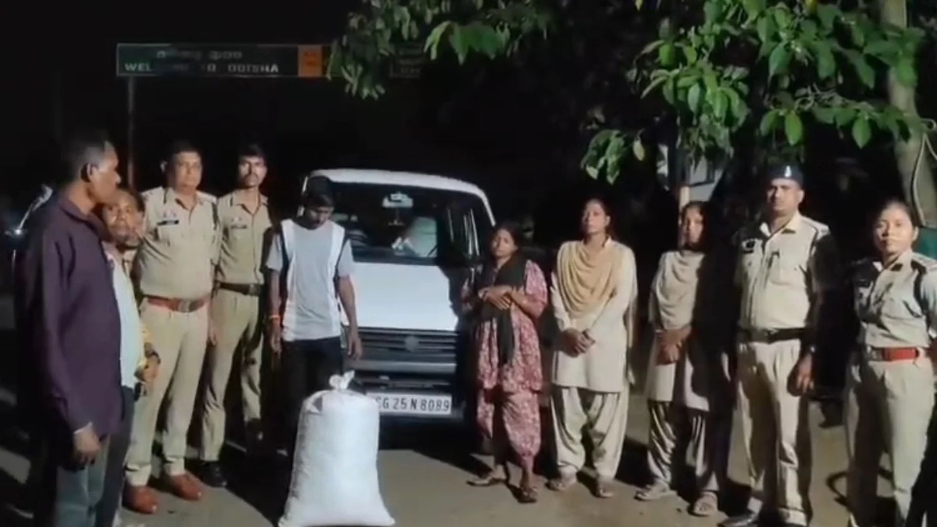 Gariaband News: खुंटगांव चेकपोस्ट पर पुलिस की कार्रवाई, इको वाहन से 18.1 किलो गांजा बरामद; दो आरोपी गिरफ्तार