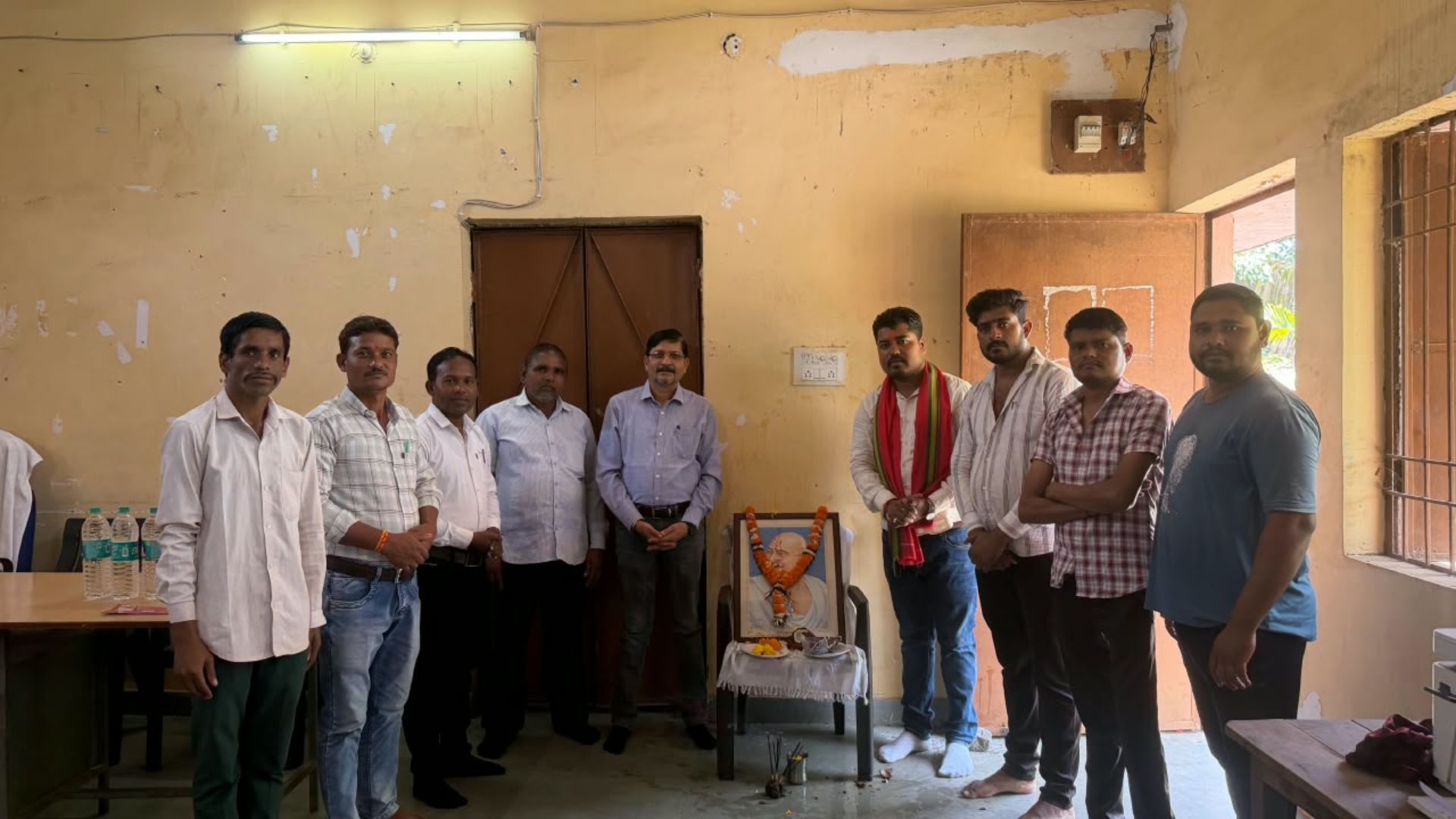 Durg News: गांधी जयंती पर सांकरा में ग्रामीणों ने किया बापू को नमन, सत्य-अहिंसा के आदर्शों पर चलने का लिया संकल्प
