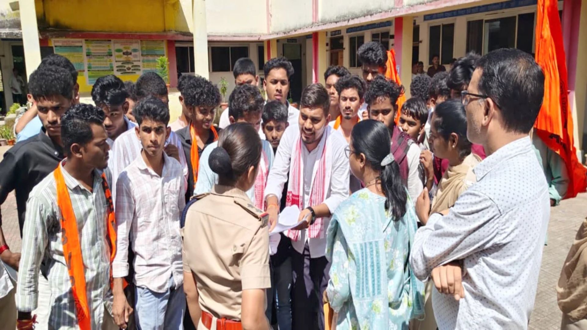Gariaband News: पुस्तकालय, पेयजल और शौचालय जैसी सुविधाओं की मांग पर छात्रों का प्रदर्शन, प्राचार्य से बातचीत के बाद भी नहीं बनी सहमति