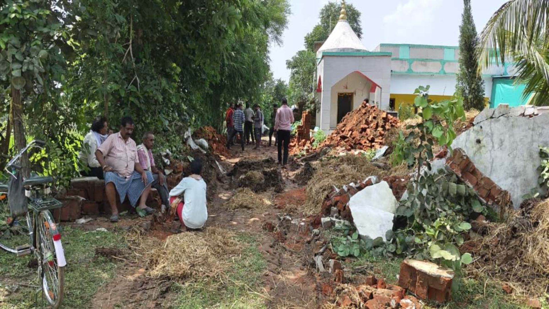 Bilaspur News : अंतिम संस्कार के लिए शव ले जाने में हुई परेशानी, तहसीलदार और पुलिस ने मौके पर पहुंचकर खुलवाया रास्ता