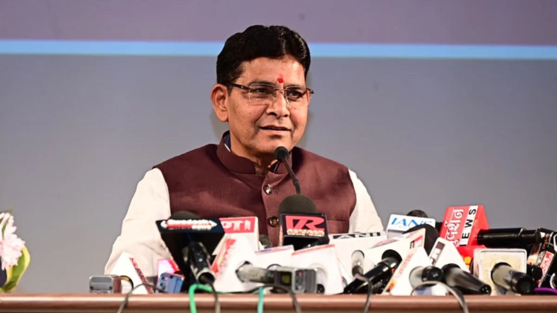 Raipur News: CM हेल्पलाइन की शिकायतों में लापरवाही पर तहसीलदार निलंबित, मंत्री बोले- अधिकारियों को समय पर करना होगा निराकरण