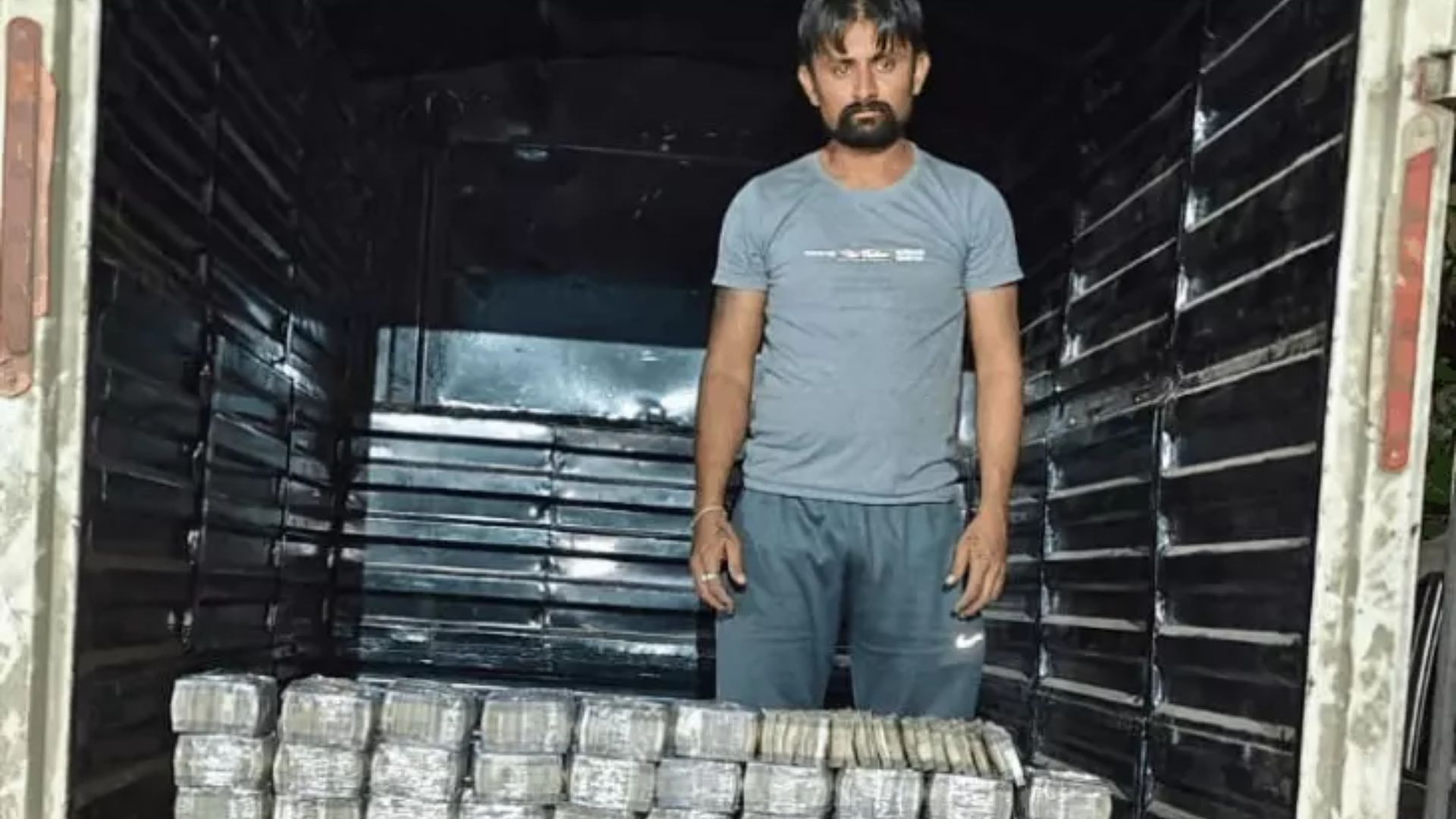 Durg Latest News: खुर्सीपार में पुलिस की बड़ी कार्रवाई, बोलेरो मैक्स पिकअप से 4 करोड़ कैश जब्त, दो लोग हिरासत में