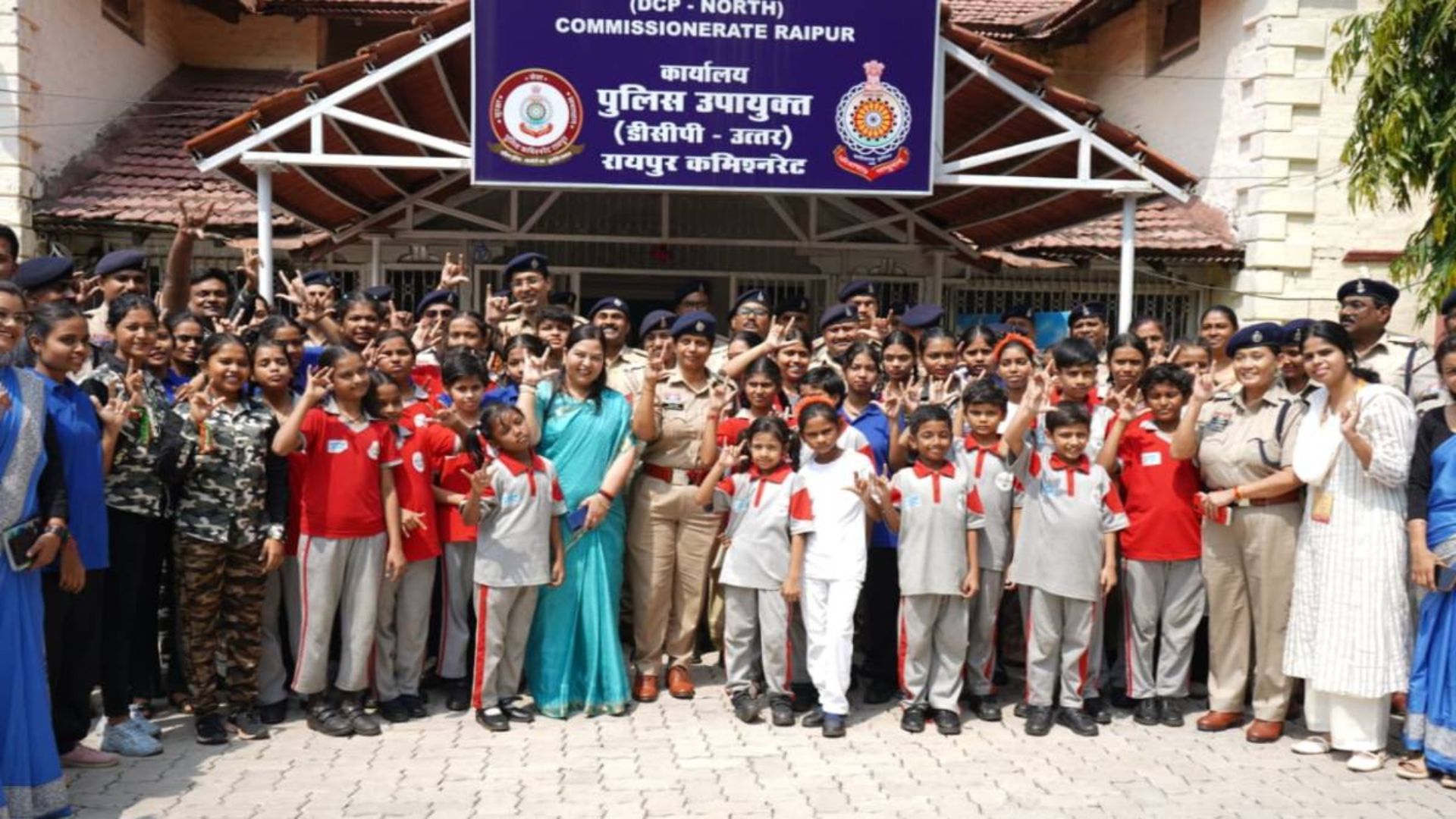 Raipur News: मूक-बधिर बच्चों से संवाद के लिए पुलिस ने बढ़ाया कदम, DCP कार्यालय और थाना पंडरी पहुंचे बच्चे