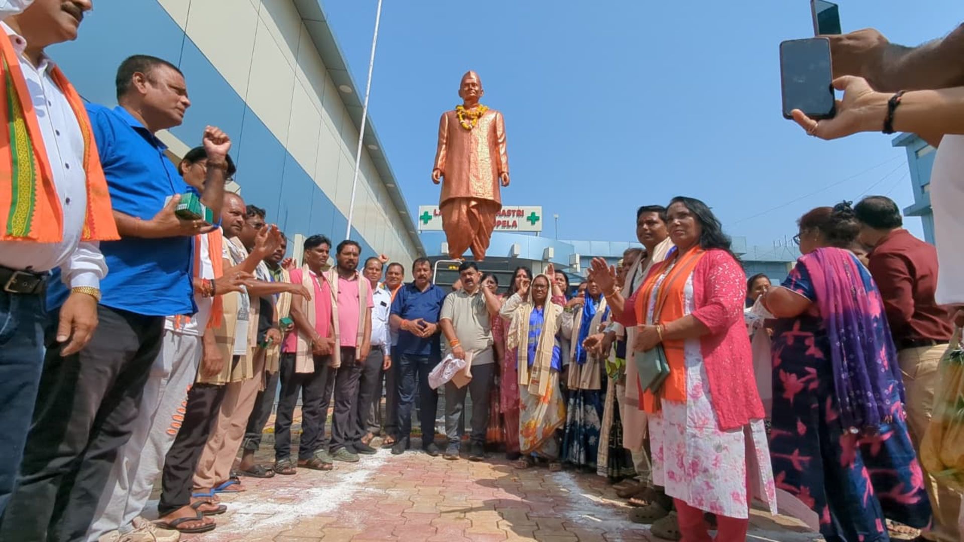 Bhilai News: शास्त्री जयंती पर अस्पताल परिसर में सांसद विजय बघेल ने की साफ-सफाई, सफाई कर्मचारी का किया सम्मान