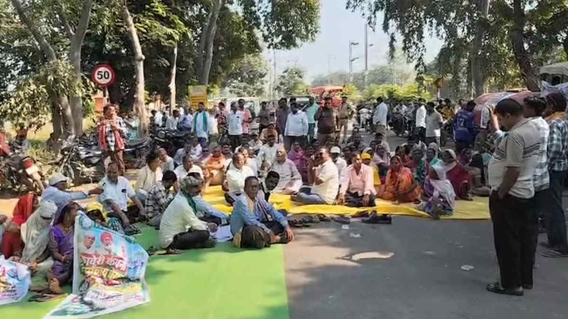 Mahasamund News: कावेरी सीड कंपनी से भुगतान की मांग को लेकर किसान सड़क पर उतरे, समझाइश देने पहुंचे प्रशासनिक अधिकारी