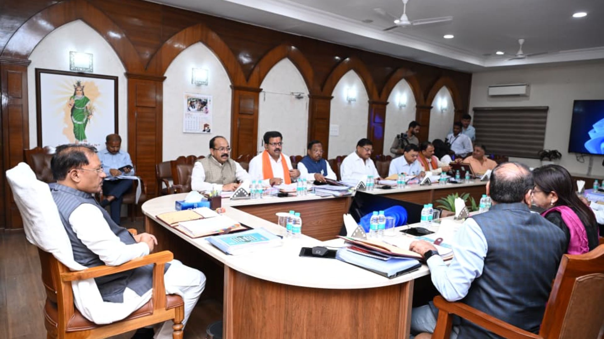 CG Cabinet Decisions: सरकारी कर्मचारियों को कैशलेस इलाज, पर्यटन और अधोसंरचना मिशन के लिए ₹1,000 करोड़ का प्रस्ताव; खेल उत्कर्ष मिशन को भी मंजूरी