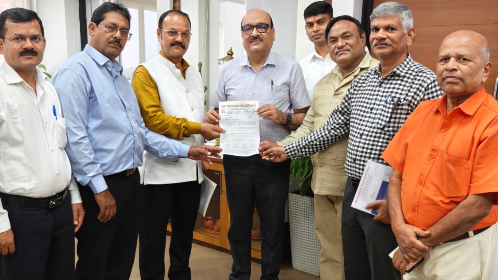 Raipur Latest News: कर्मचारियों और पेंशनरों के मुद्दों पर सरकार को सौंपा ज्ञापन, DA-DR, कैशलेस इलाज और नियमितीकरण की मांग