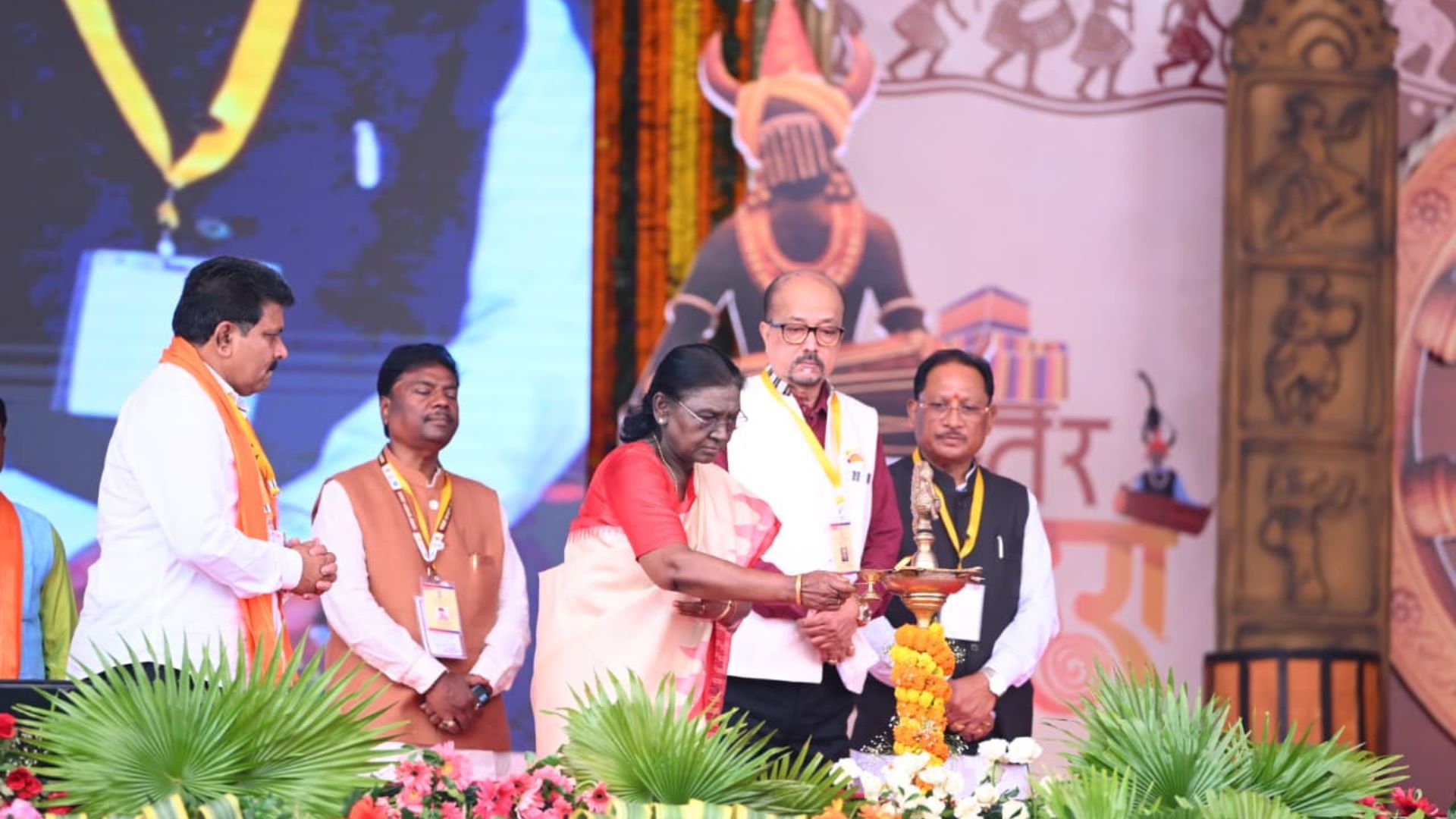 Chhattisgarh Latest News: बस्तर दशहरा में राष्ट्रपति मुर्मु ने मुरिया दरबार की परंपरा को सराहा, चालकी को अब ₹3,500 मासिक मानदेय