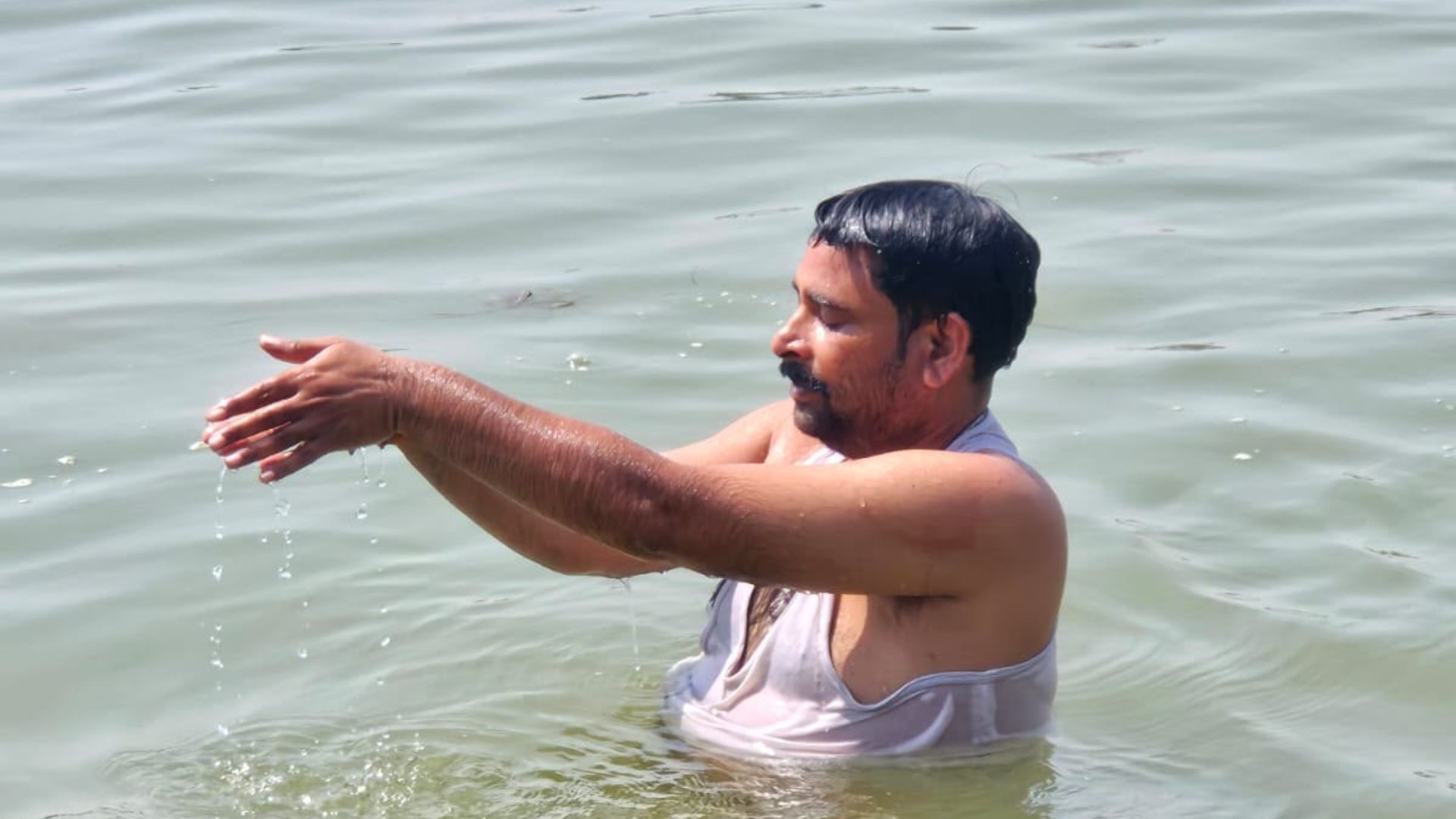 Gariyaband News: 2021 से लगातार हो रहा सामूहिक पितृ तर्पण आयोजन, राजिम संगम में छठवें वर्ष भी निभाई परंपरा