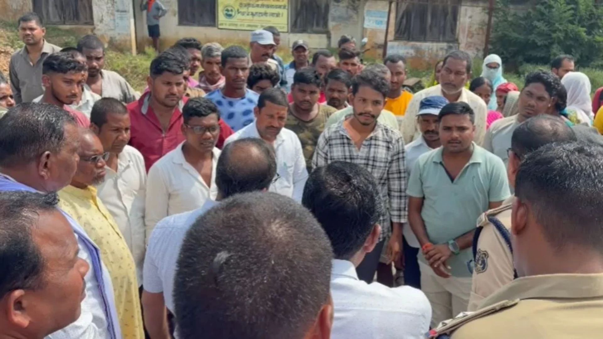 Surajpur News: नवजात की मौत से भड़के ग्रामीण, स्वास्थ्य केंद्र के बाहर प्रदर्शन; प्रभारी चिकित्सक और ANM पर कार्रवाई