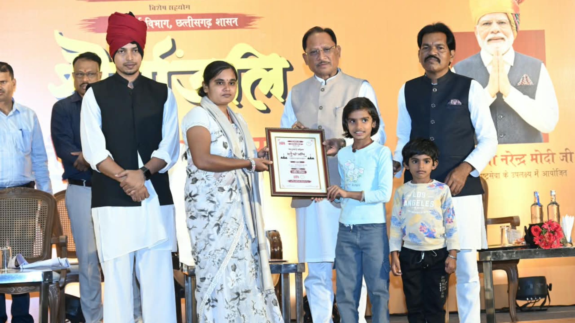Chhattisgarh Latest News: शहीदों के सपनों का सुरक्षित और विकसित बस्तर बनाना हमारा संकल्प, मुख्यमंत्री ने परिजनों का किया सम्मान