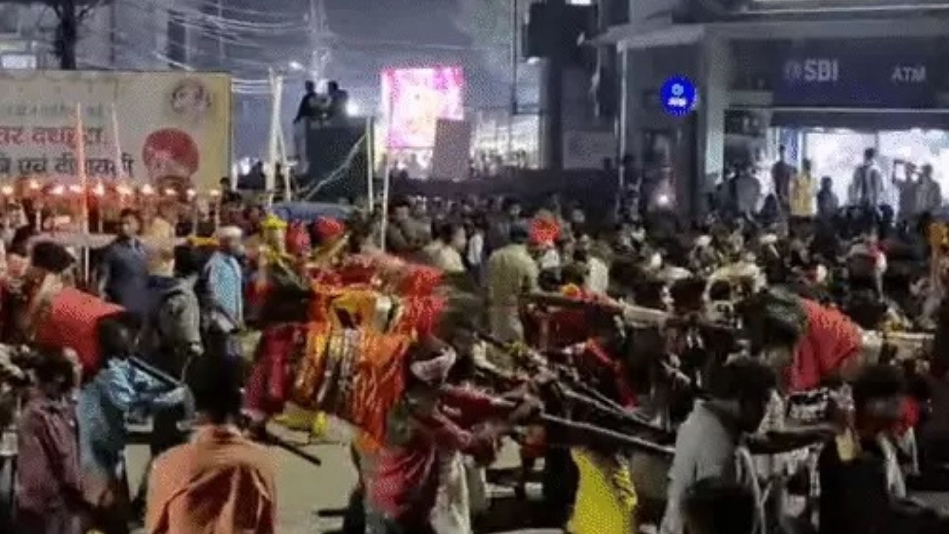 Bastar Dussehra Special Story: सदियों पुरानी परंपरा में बदला समय के साथ विधान, निशा जात्रा के बाद आज मावली परघाव में डोली-छत्र का स्वागत