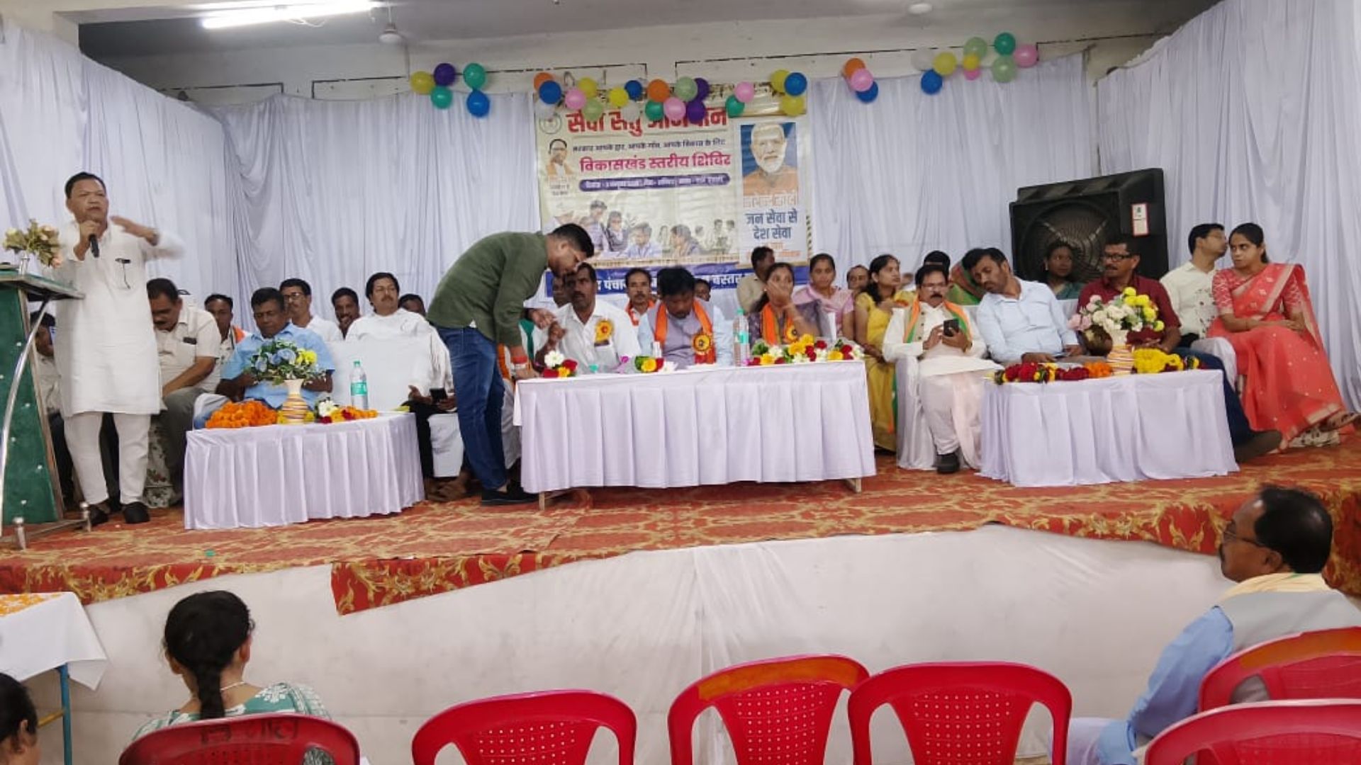 Bakawand News: ग्रामीणों को एक ही जगह मिली कई सरकारी सेवाओं की सुविधा, आवास हितग्राहियों को सौंपी गई चाबी