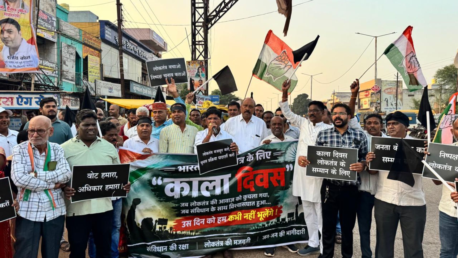 Durg News: ज्ञानेश कुमार की चुप्पी के विरोध में कांग्रेस का अनोखा प्रदर्शन, जामुल में भैंस के सामने बजाया हॉर्न