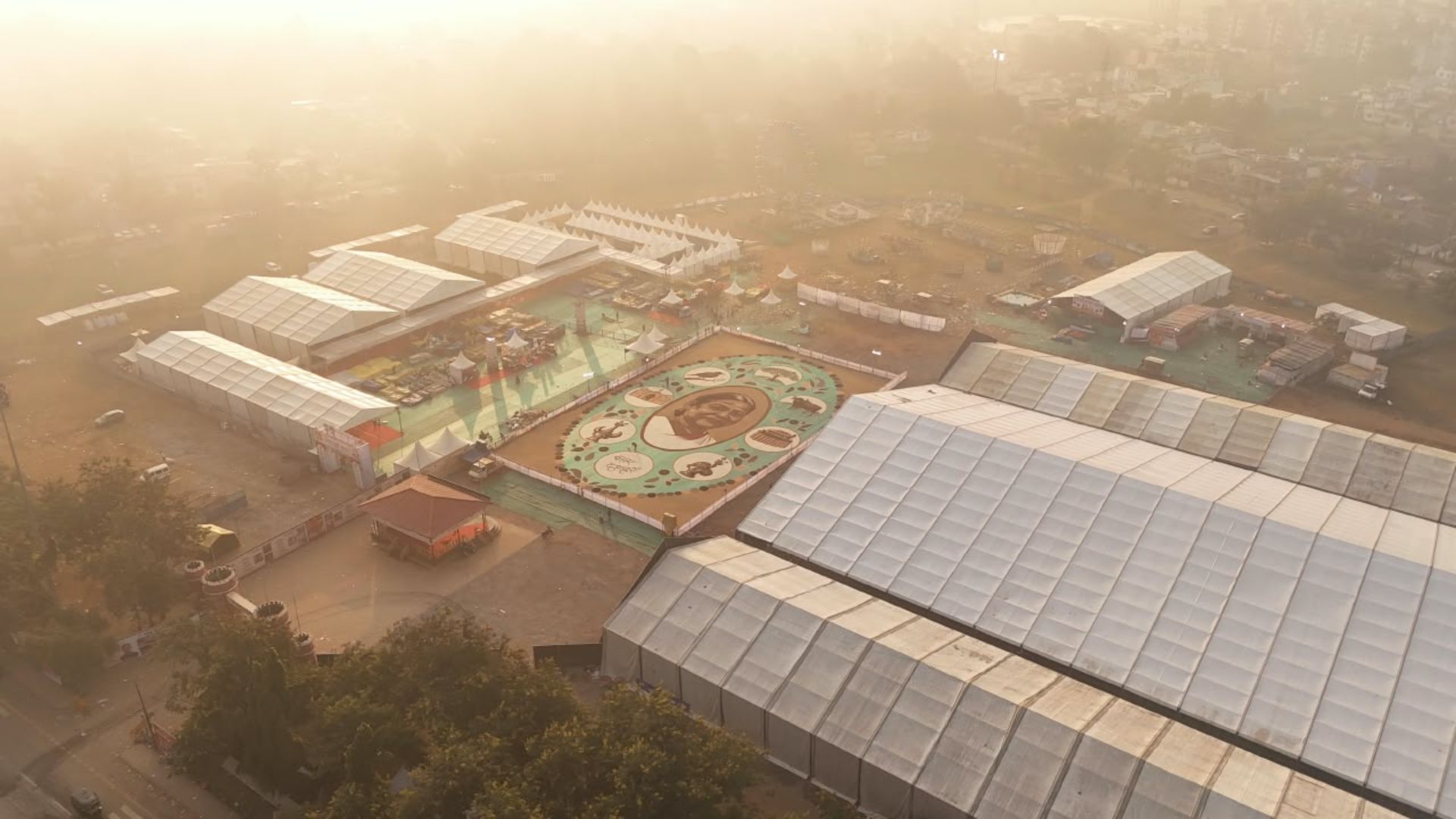 Chhattisgarh Latest News: बस्तर दशहरा में दिखी जनजातीय कला की अनूठी झलक, वनोपज से तैयार भव्य रंगोली को गोल्डन बुक ऑफ वर्ल्ड रिकॉर्ड ने किया प्रमाणित