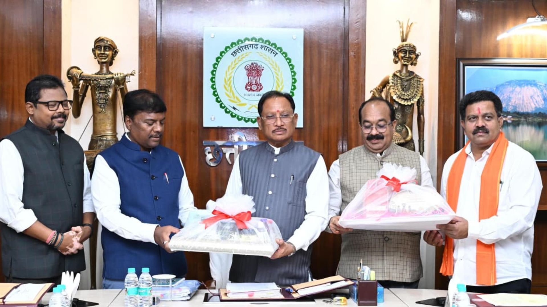 Chhattisgarh Latest News: दिवाली पर छत्तीसगढ़ के स्थानीय उत्पादों की होगी ब्रांडिंग, गिफ्ट पैक में जामुन जूस, महुआ कुकीज, शहद और जशपुर की ग्रीन टी शामिल