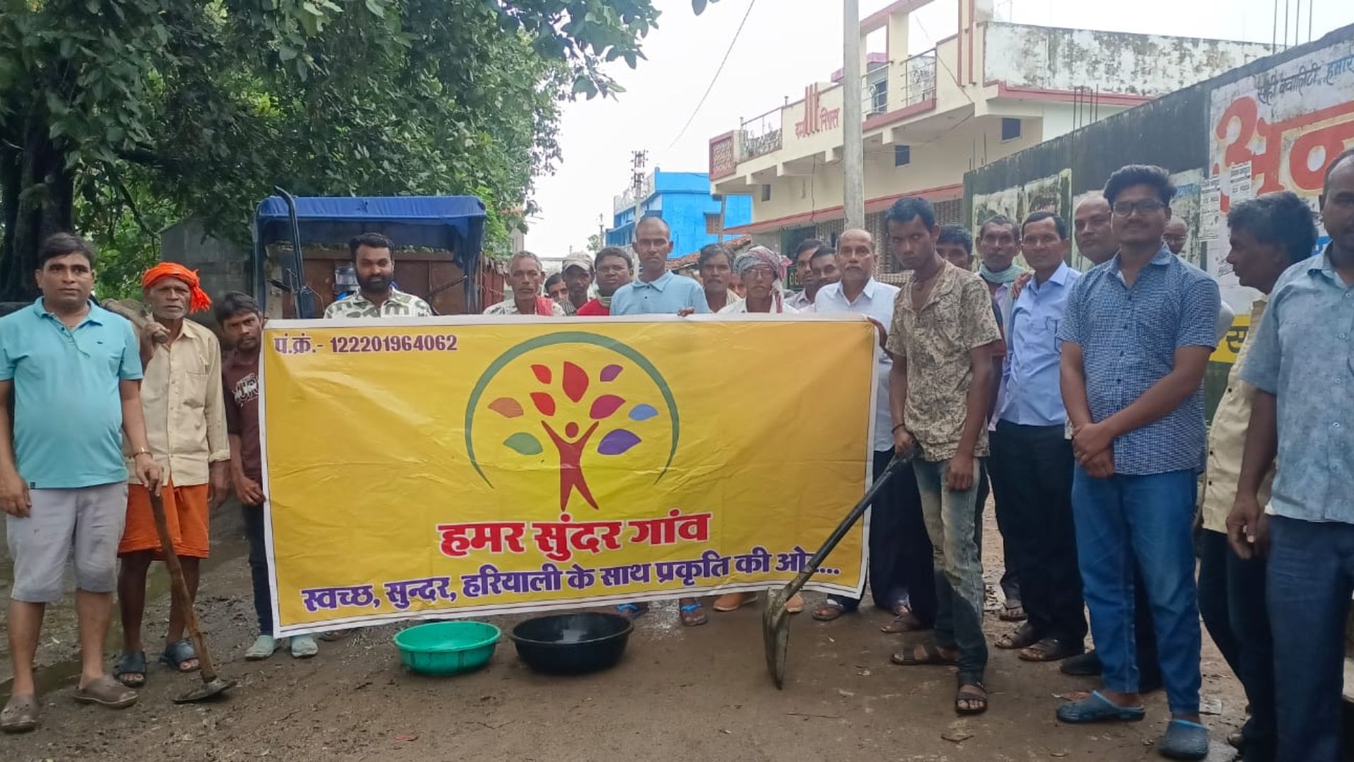 Balodabazar News: दावनबोड़ में गांधी जयंती पर स्वच्छता अभियान, सार्वजनिक स्थानों और रास्तों की की गई सफाई
