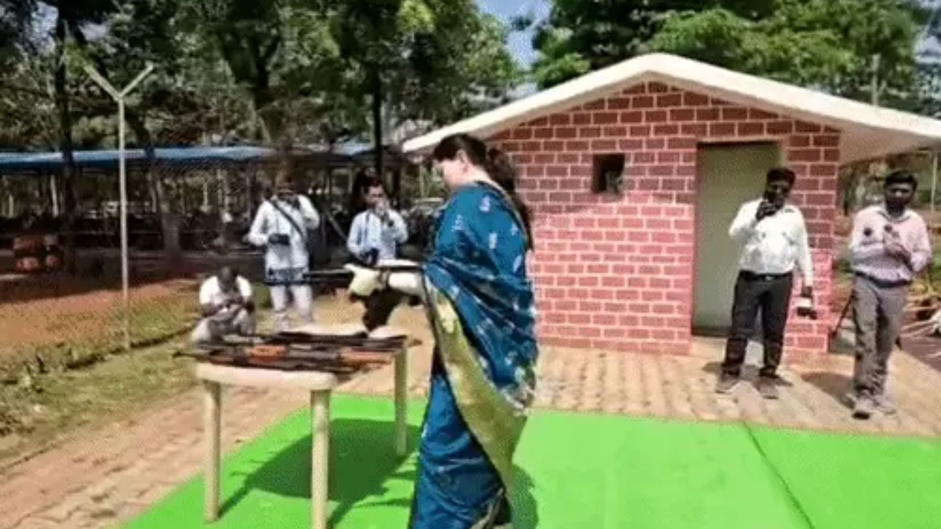 Rajnandgaon Latest News: साड़ी पहनकर AK-47 से 8-9 राउंड फायरिंग पर विवाद, SP अंकिता शर्मा से PHQ ने मांगा स्पष्टीकरण