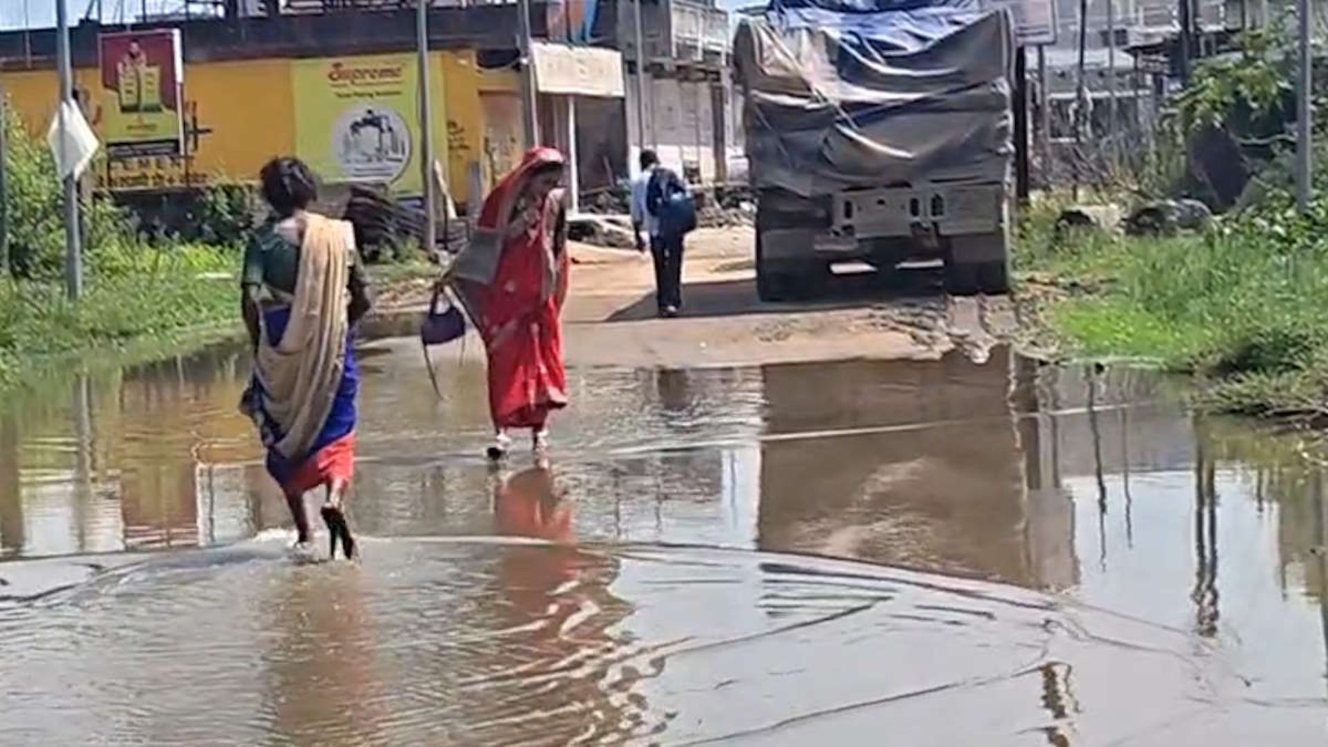 Gariyaband News: जल निकासी की व्यवस्था नहीं होने से जिला अस्पताल मार्ग बदहाल, पालिका और प्रशासन भी मान रहे समस्या